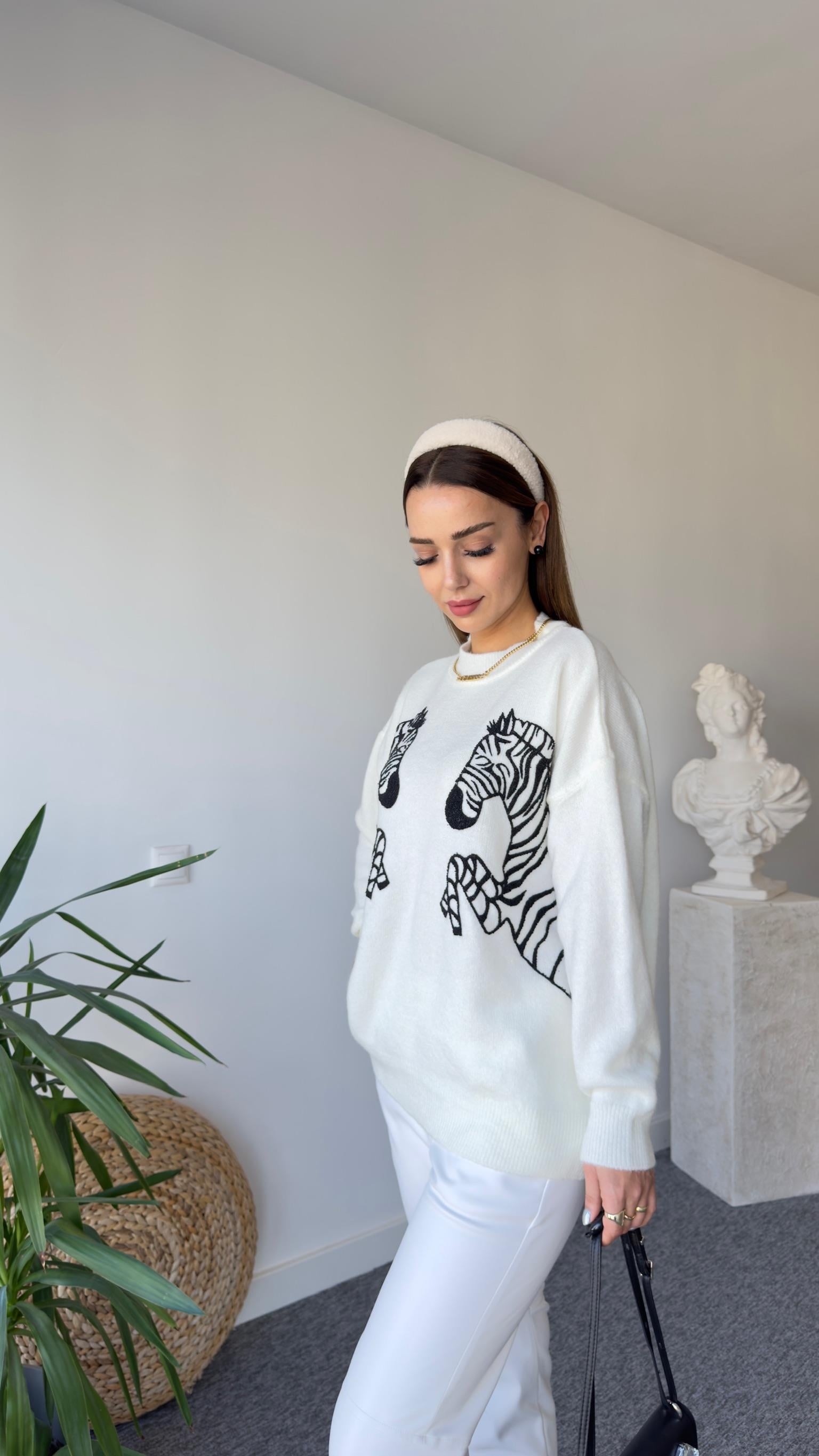 Numi Zebra İşlemeli Beyaz Kazak