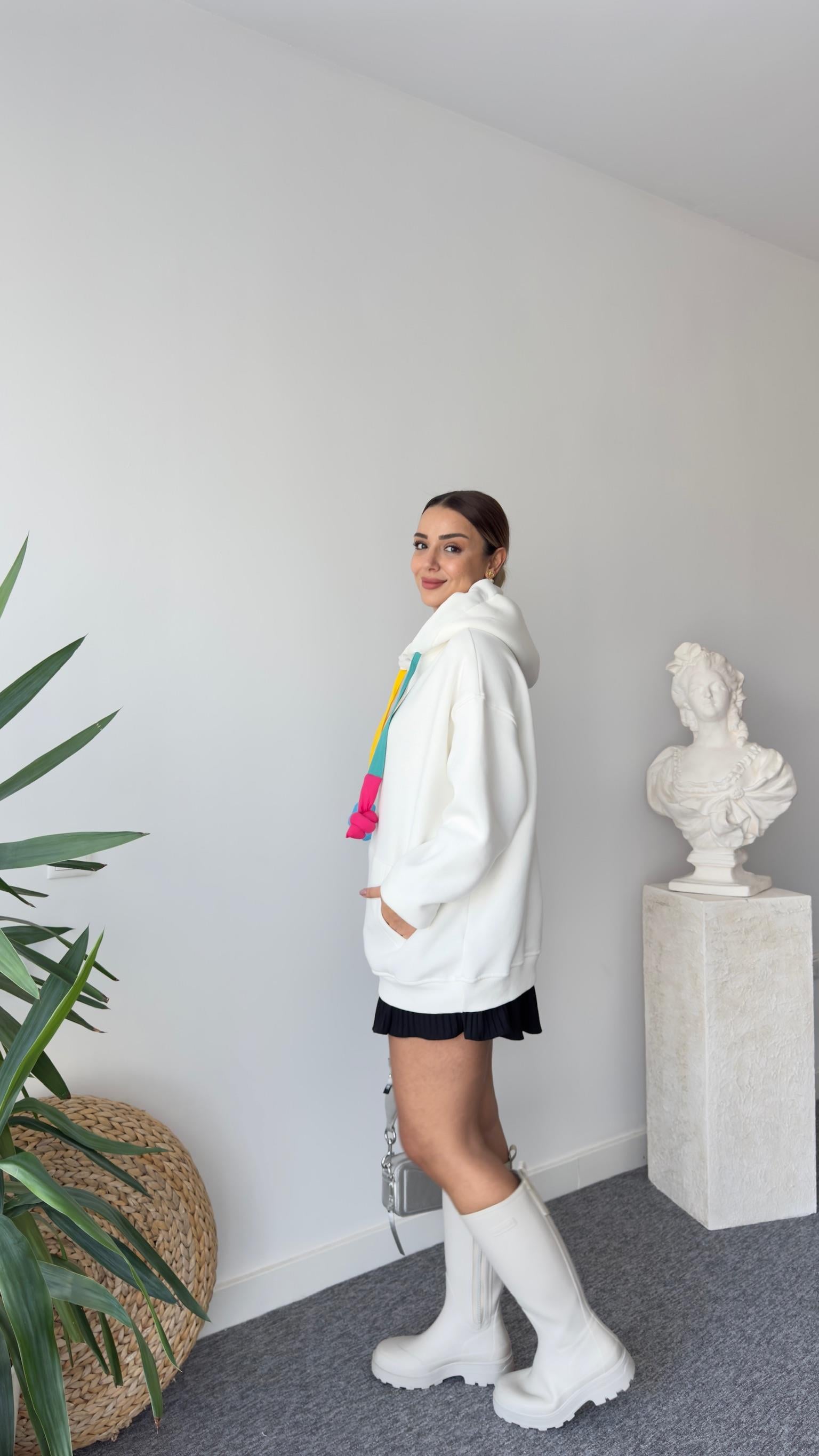 Renkli Kordon Detaylı Salaş Beyaz Sweatshirt