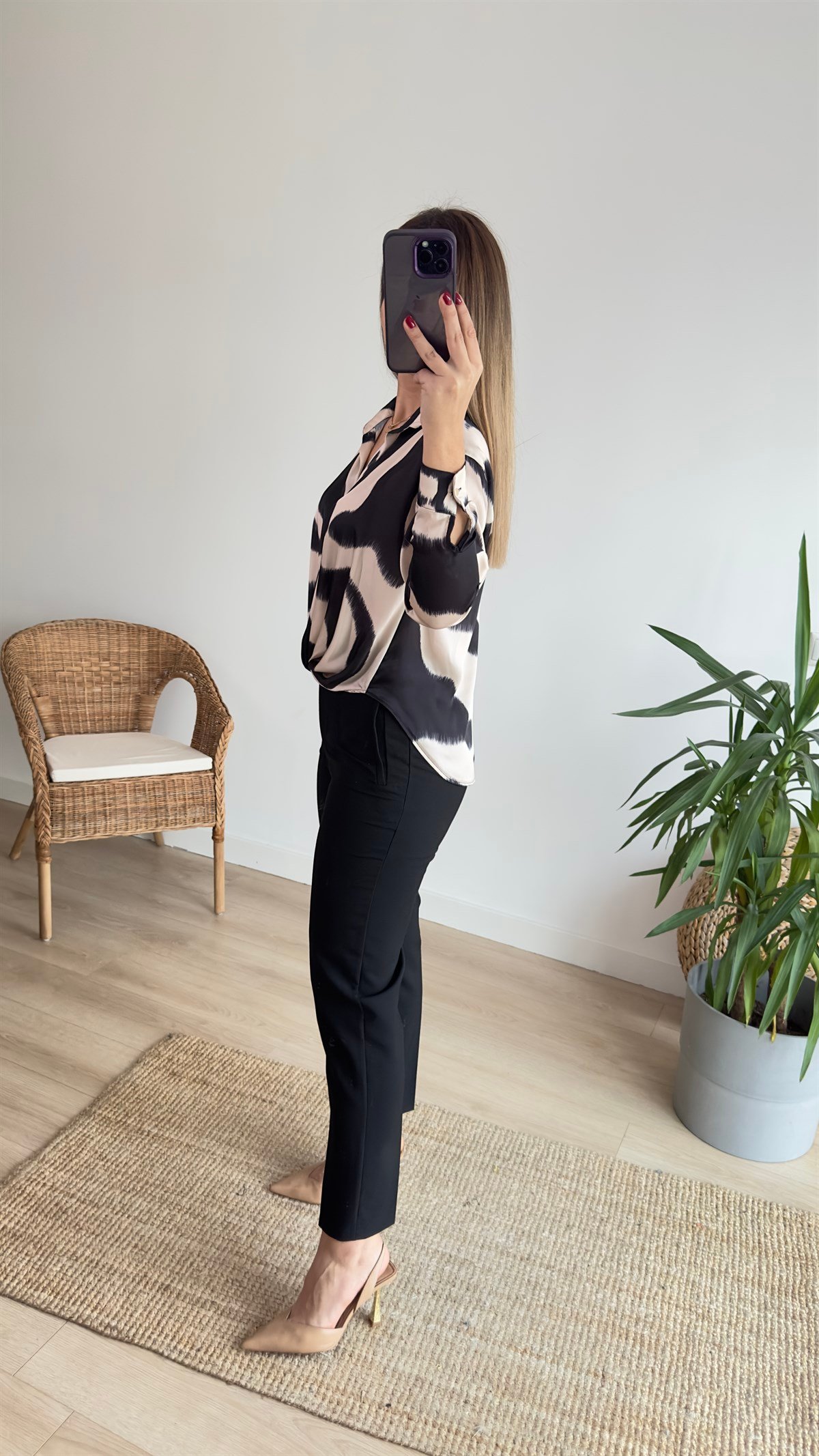 Önü Düğümlü Bej Saten Bluz