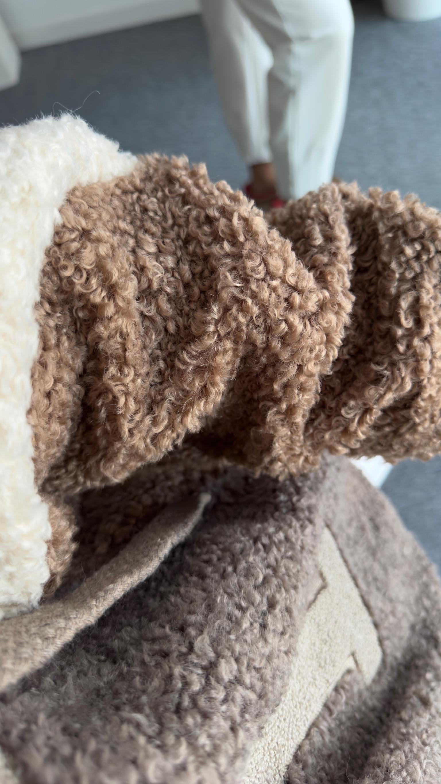 Premıum Yazı Detaylı Kahve Peluş Mont