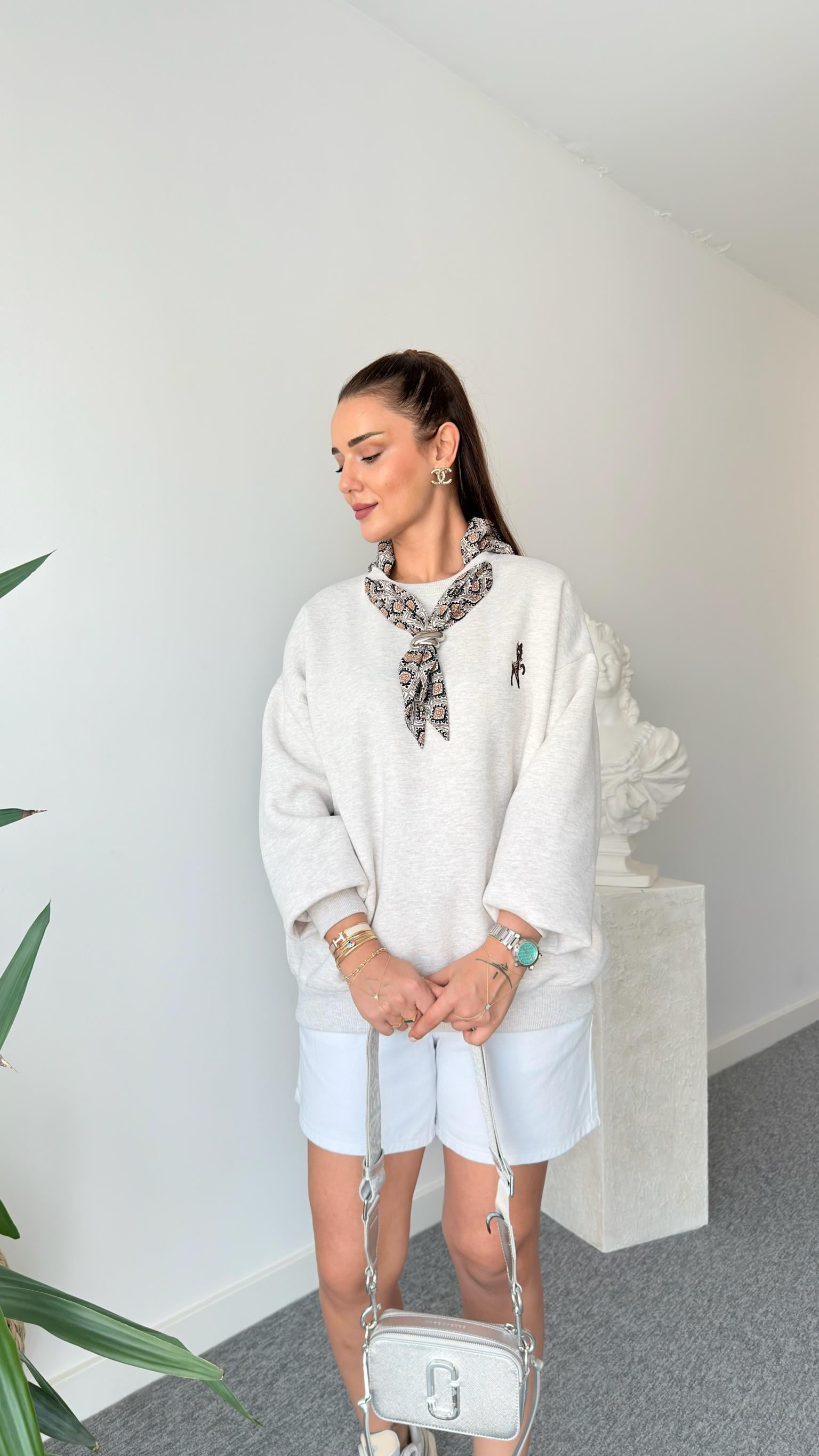 Fular Aksesuarlı Gri Sweatshirt