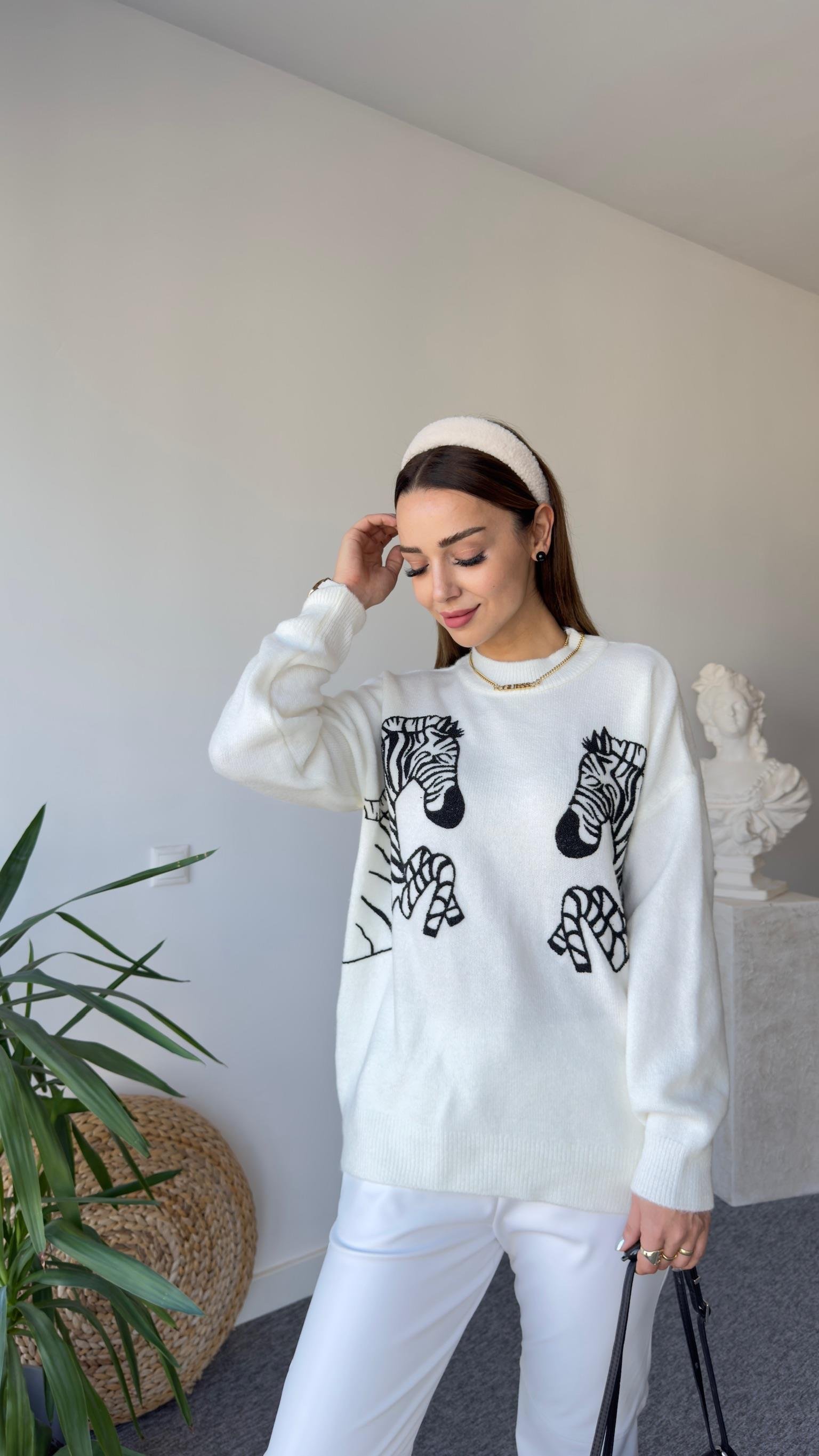Numi Zebra İşlemeli Beyaz Kazak