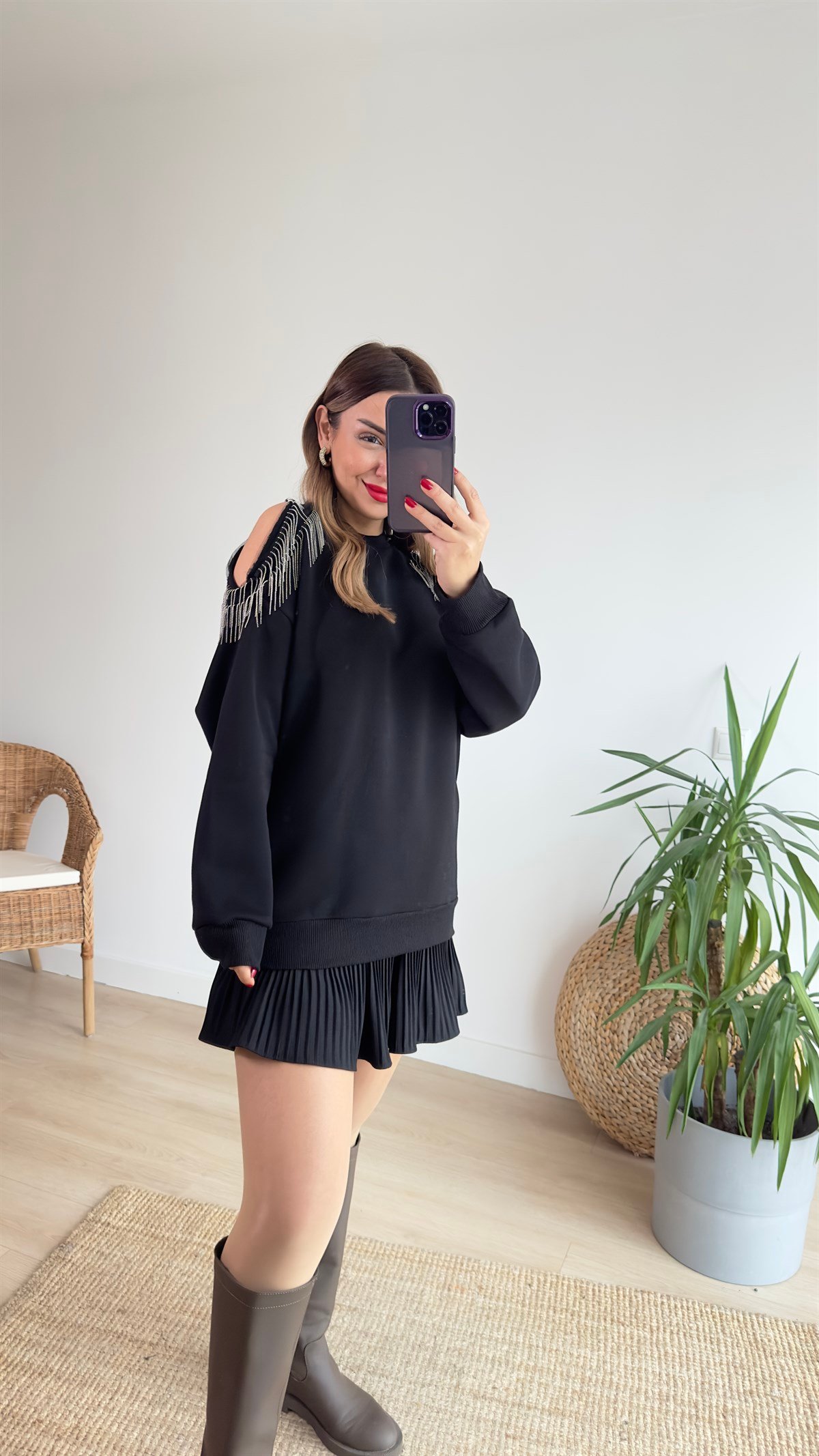 Omuzları Zincir Detaylı Şardonlu Siyah Sweat