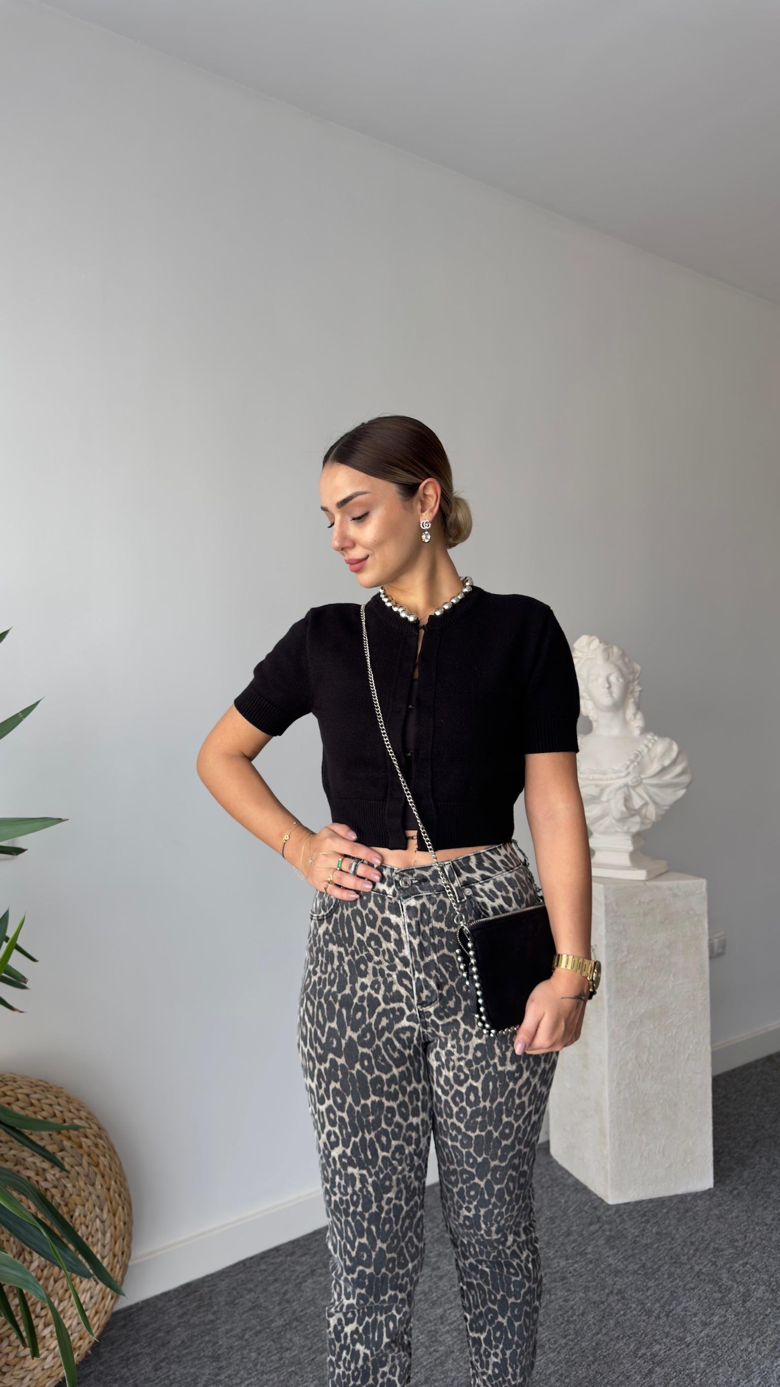 Yaka Boncuklu Siyah Kısa Kol Triko
