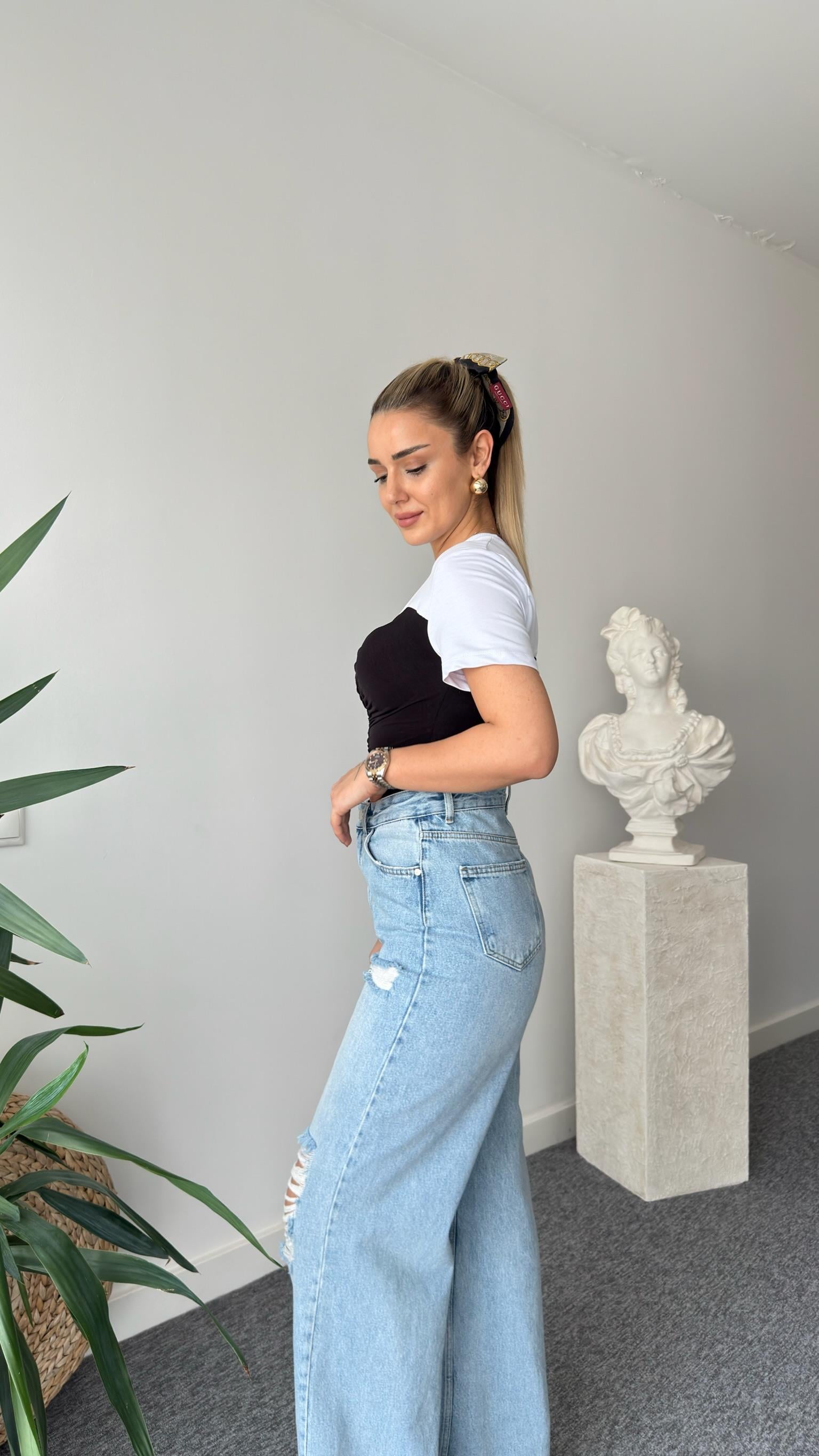 Büstiyer Detaylı Siyah Beyaz Bluz