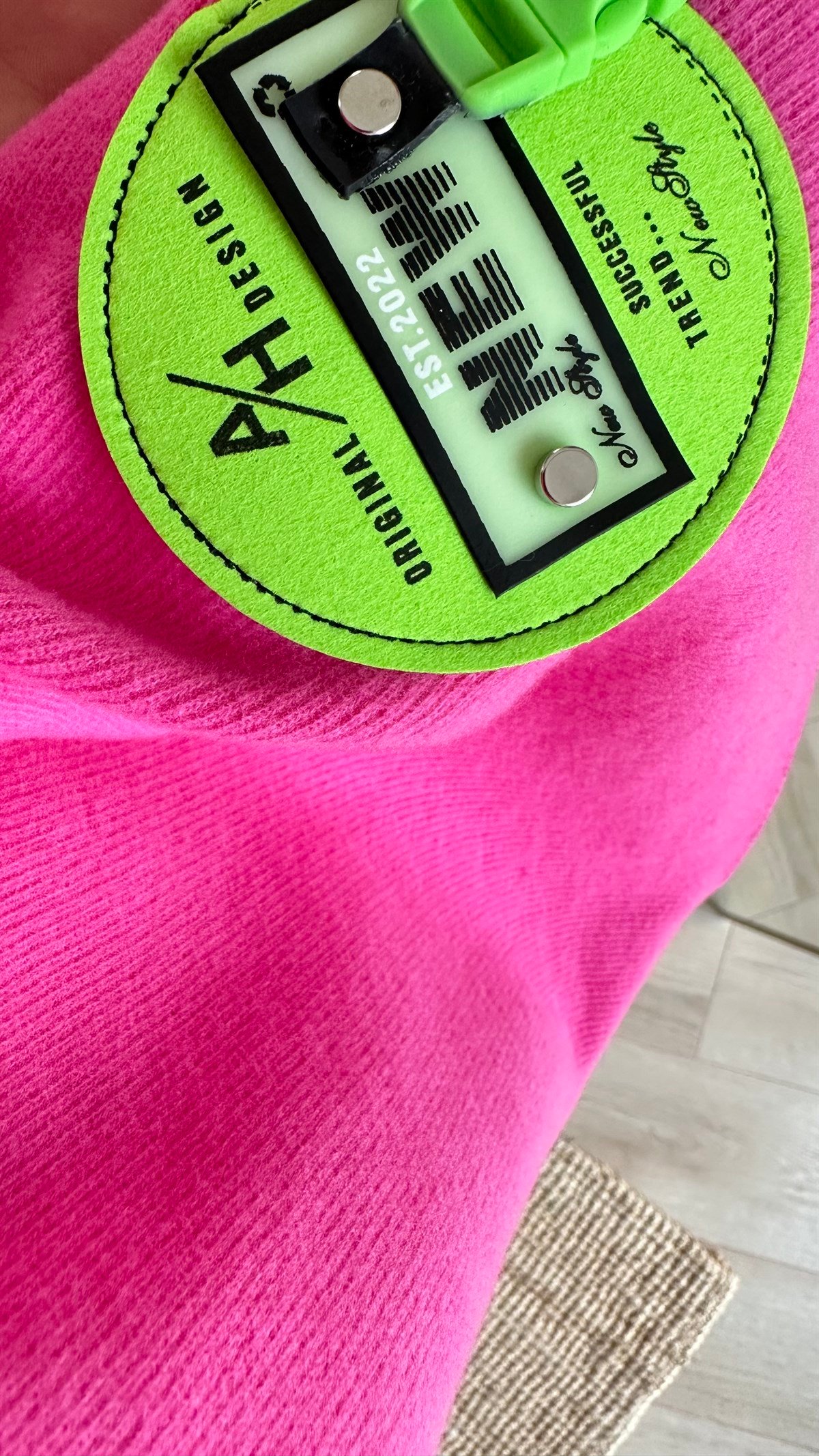 Ön Arka V Aksesuar Detaylı Pembe Süveter