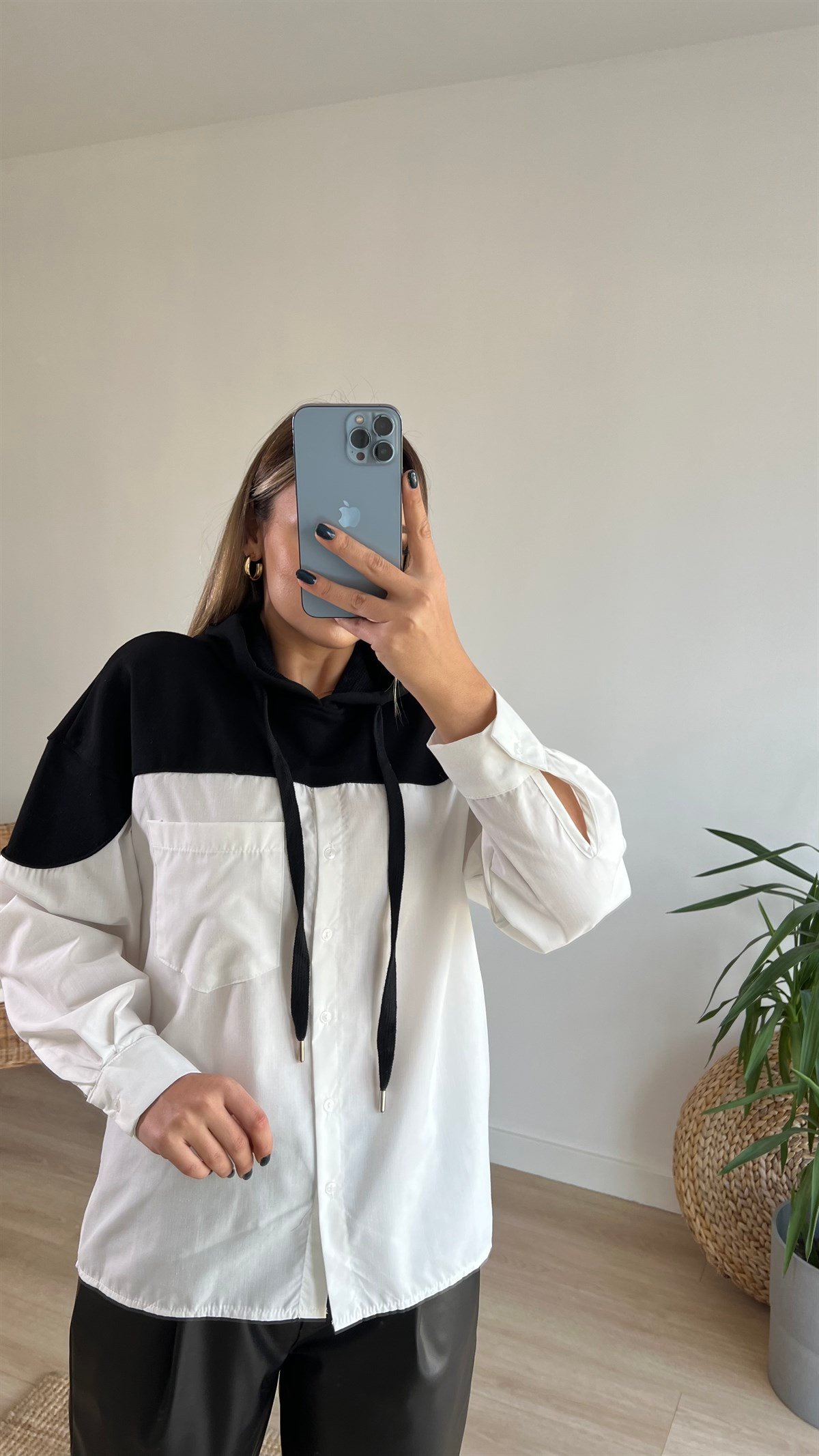 Beyaz Gömlek Detaylı Kapüşonlu Sweat