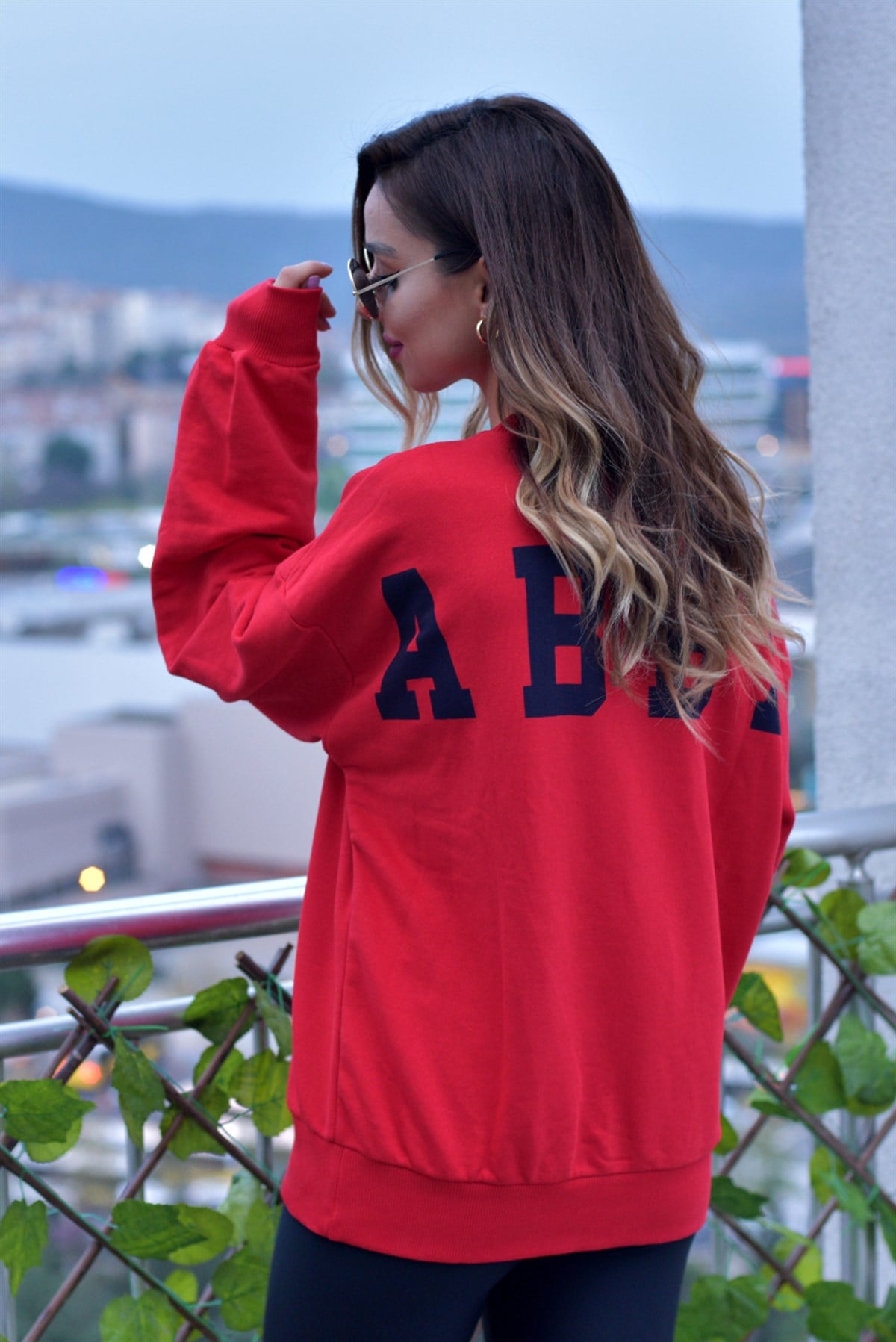 Sırtı Yazı Detaylı Kırmızı Sweatshirt