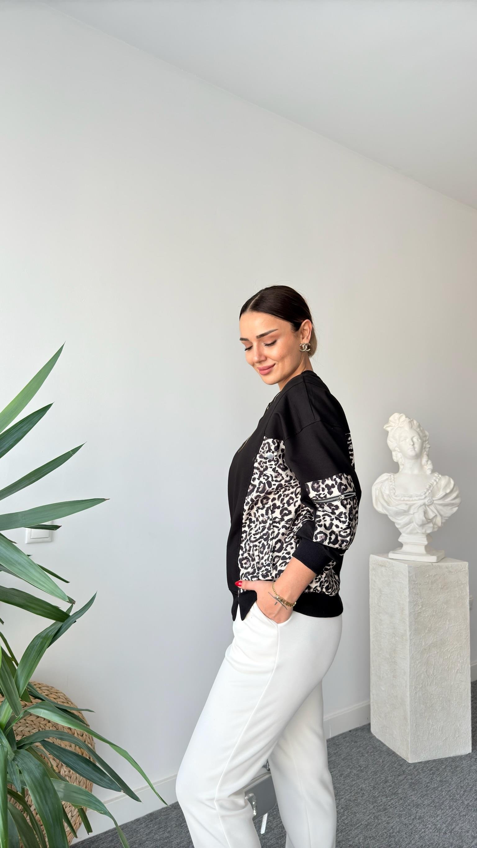 Onyi Yanlar Leopar Detaylı Siyah Sweatshirt