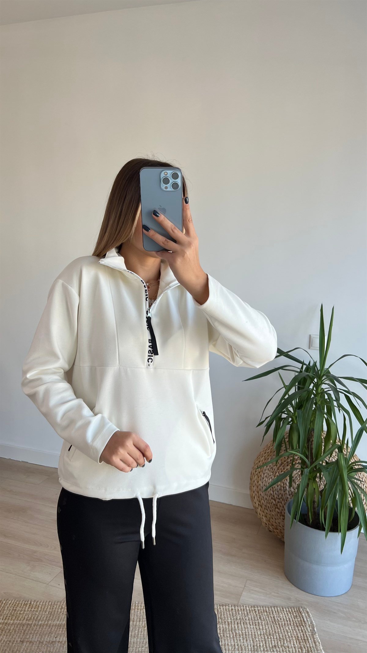 Dik Yaka Basic Yazı Detaylı Beyaz Sweat