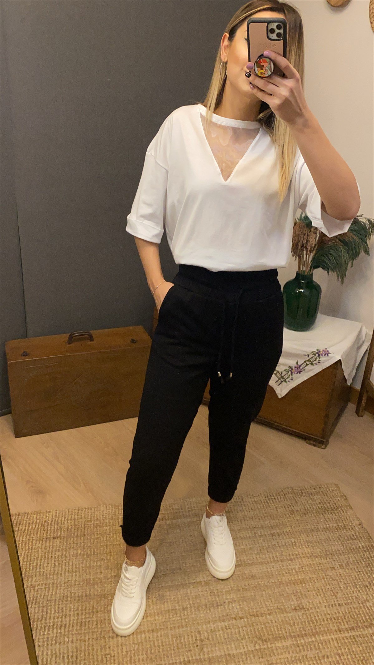 V Yaka Tül Detaylı Beyaz Tshirt