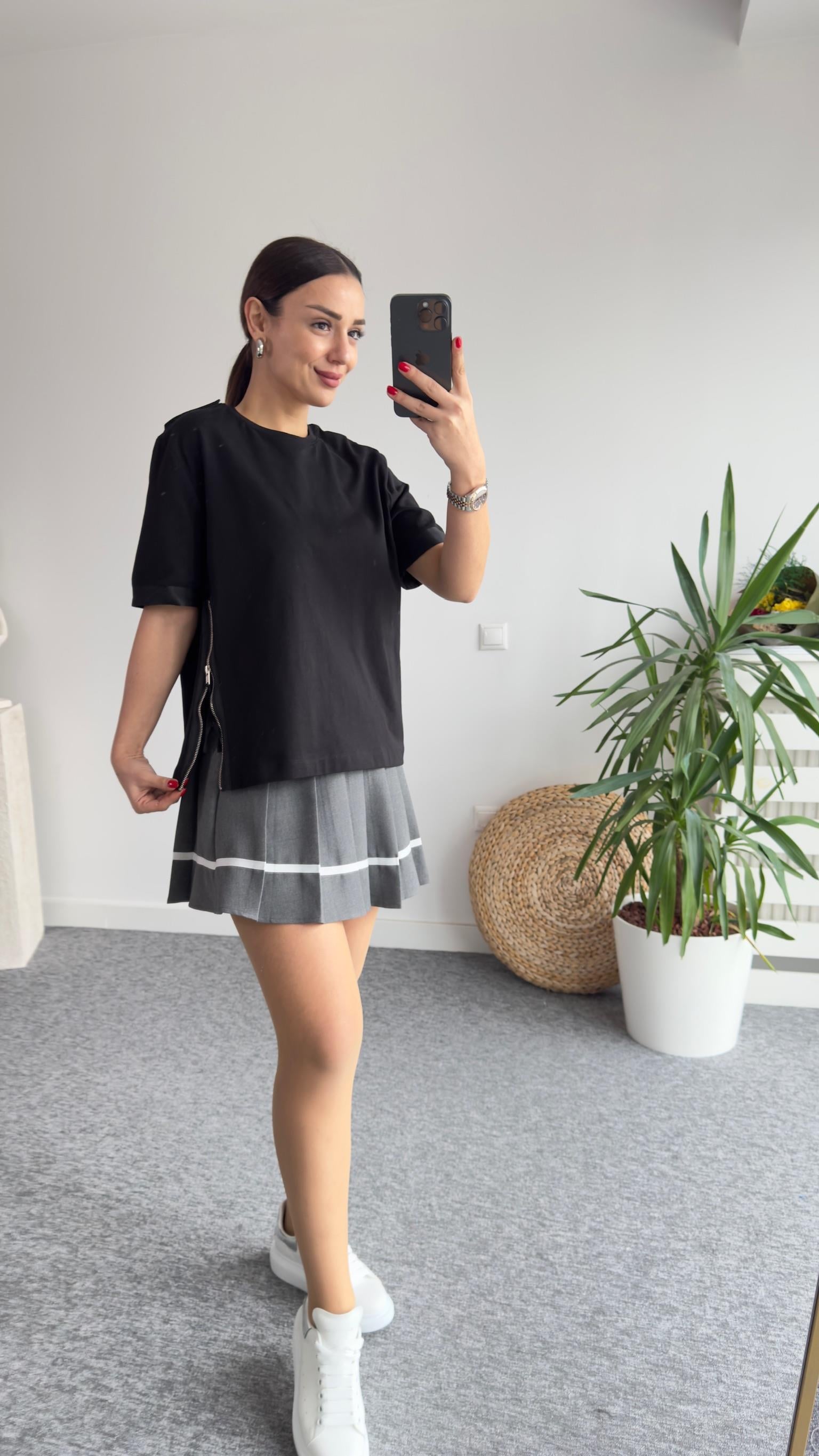 Yan Fermuarlı Etiket Detay Siyah Tshirt