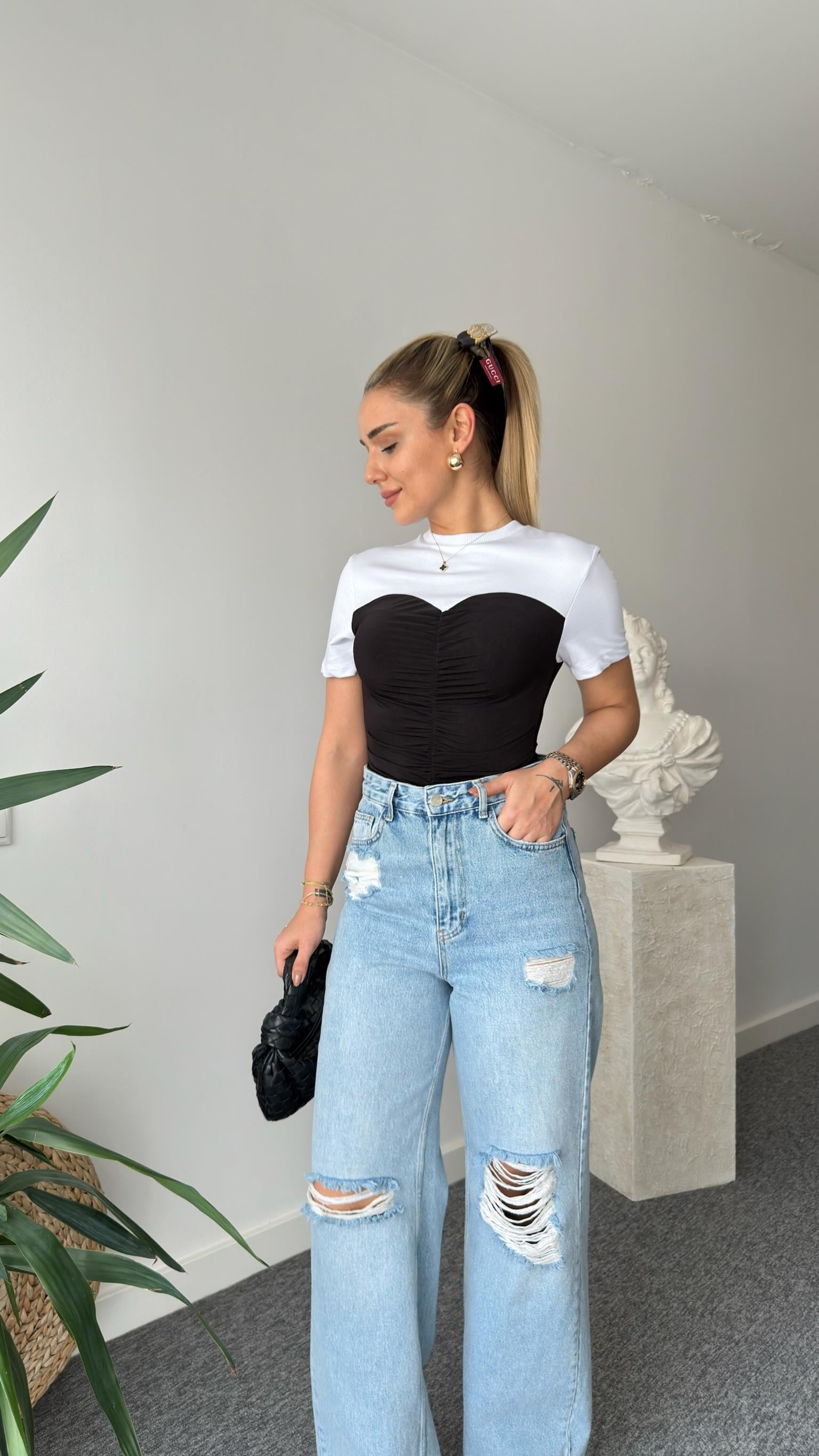 Büstiyer Detaylı Siyah Beyaz Bluz