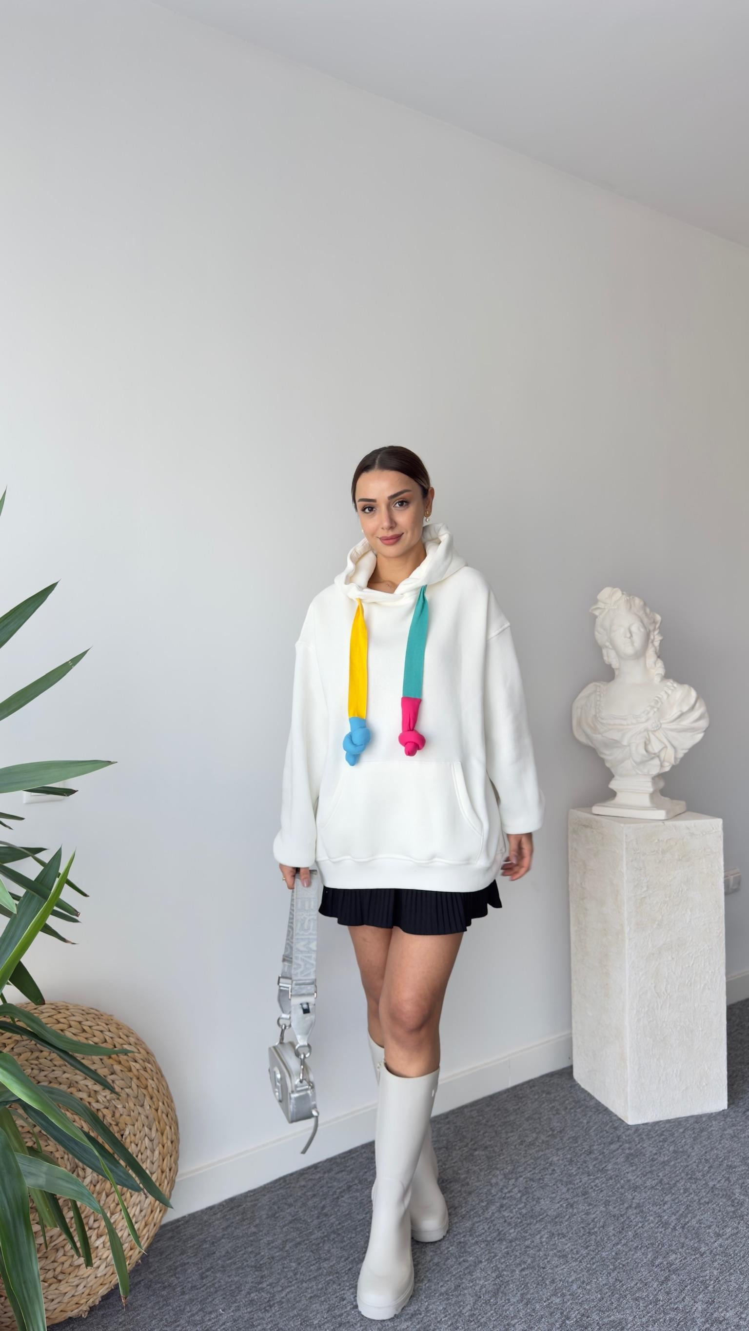 Renkli Kordon Detaylı Salaş Beyaz Sweatshirt