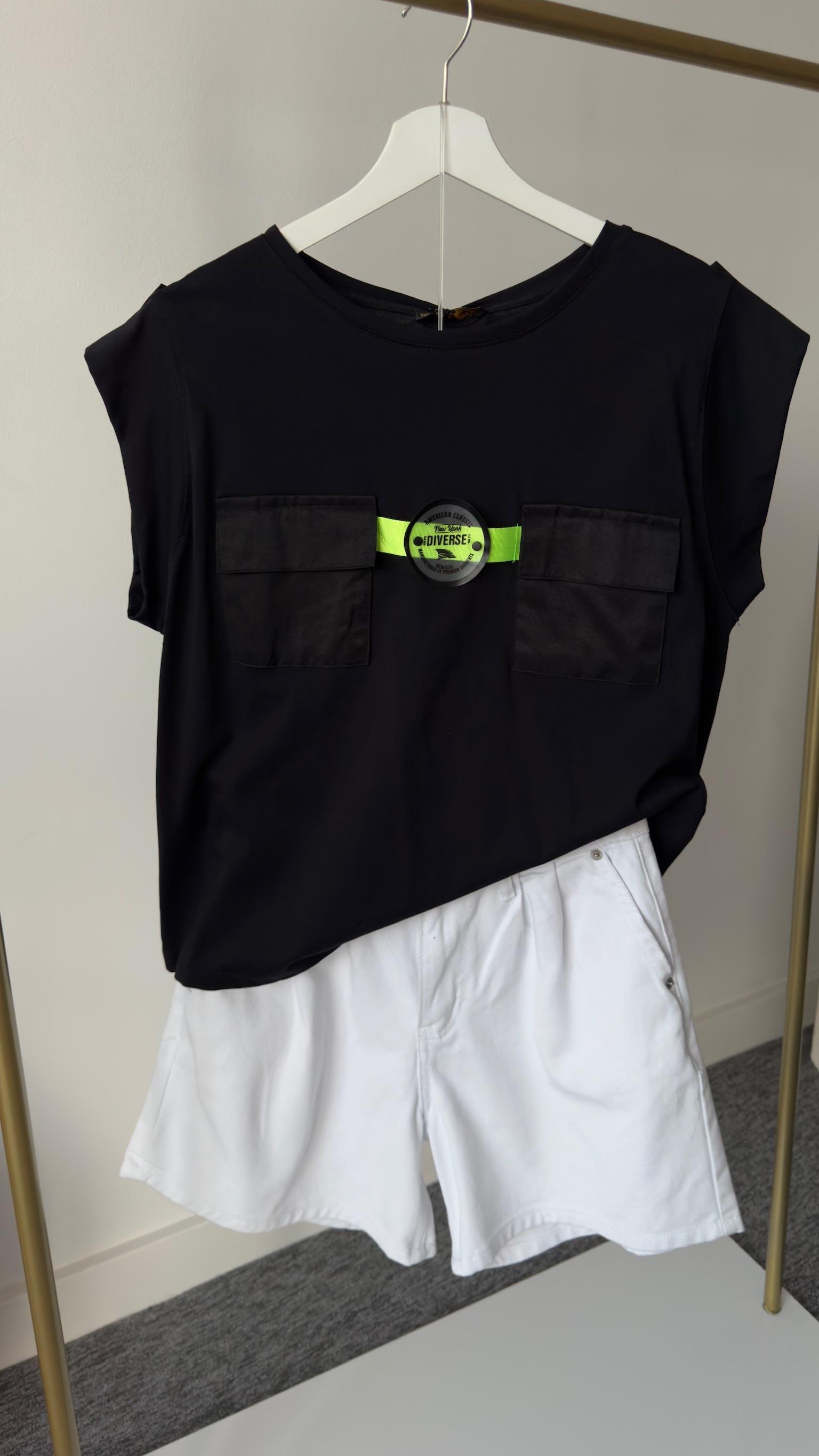 Etiket Ve Cep Detaylı Siyah Tshirt
