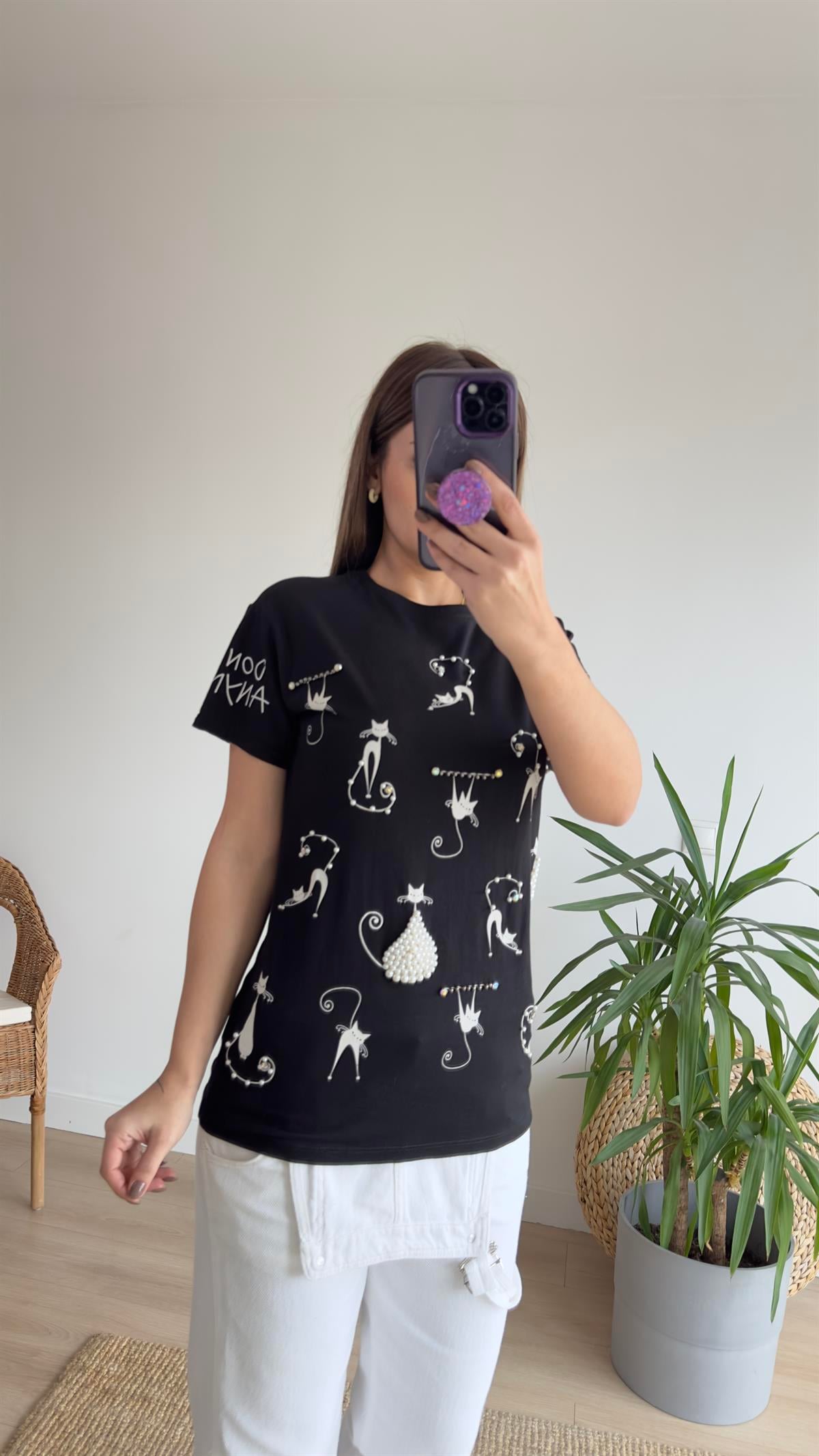 Kedili Siyah Taşlı Tshirt
