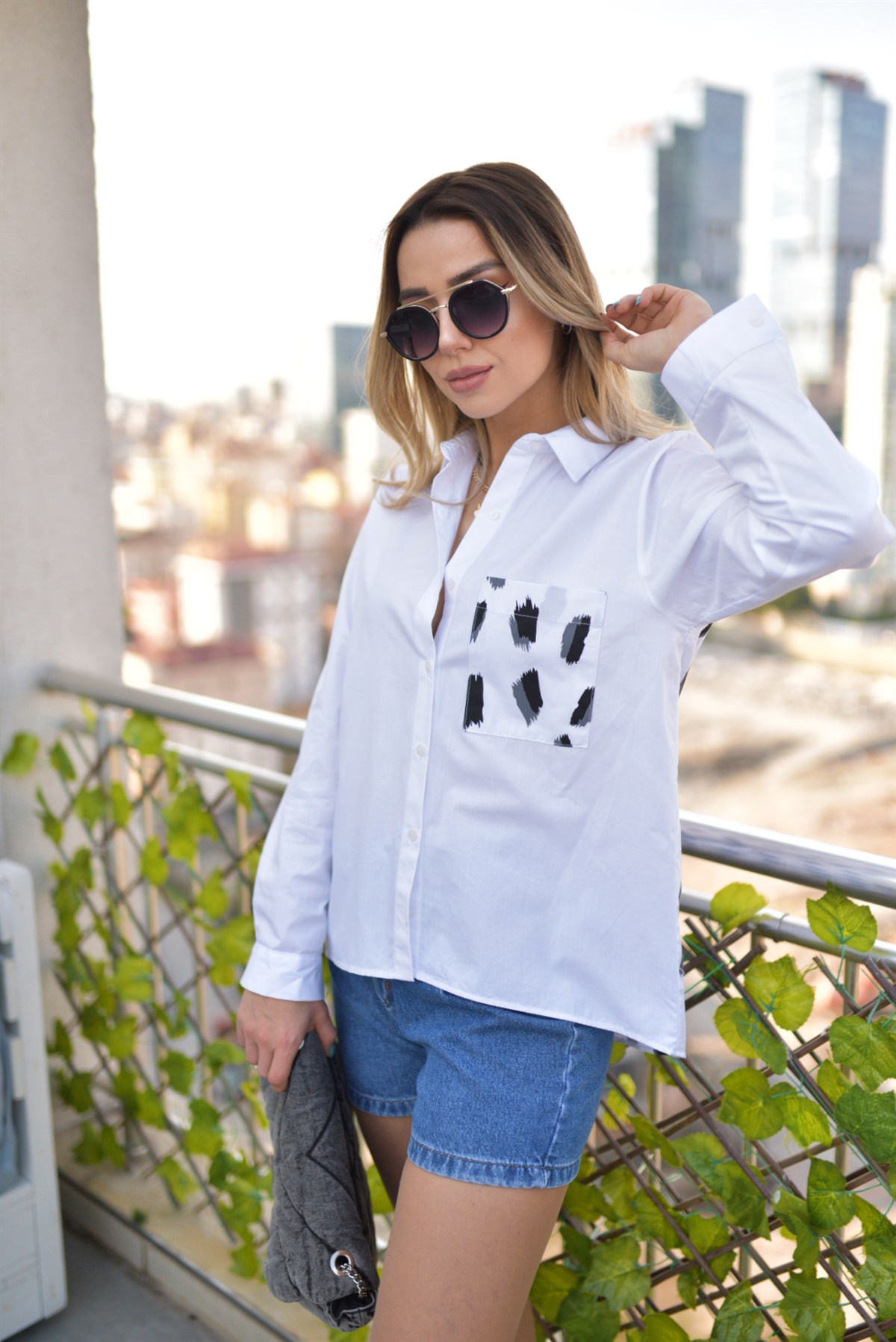 Sırtı Leopar Detaylı Beyaz Gömlek
