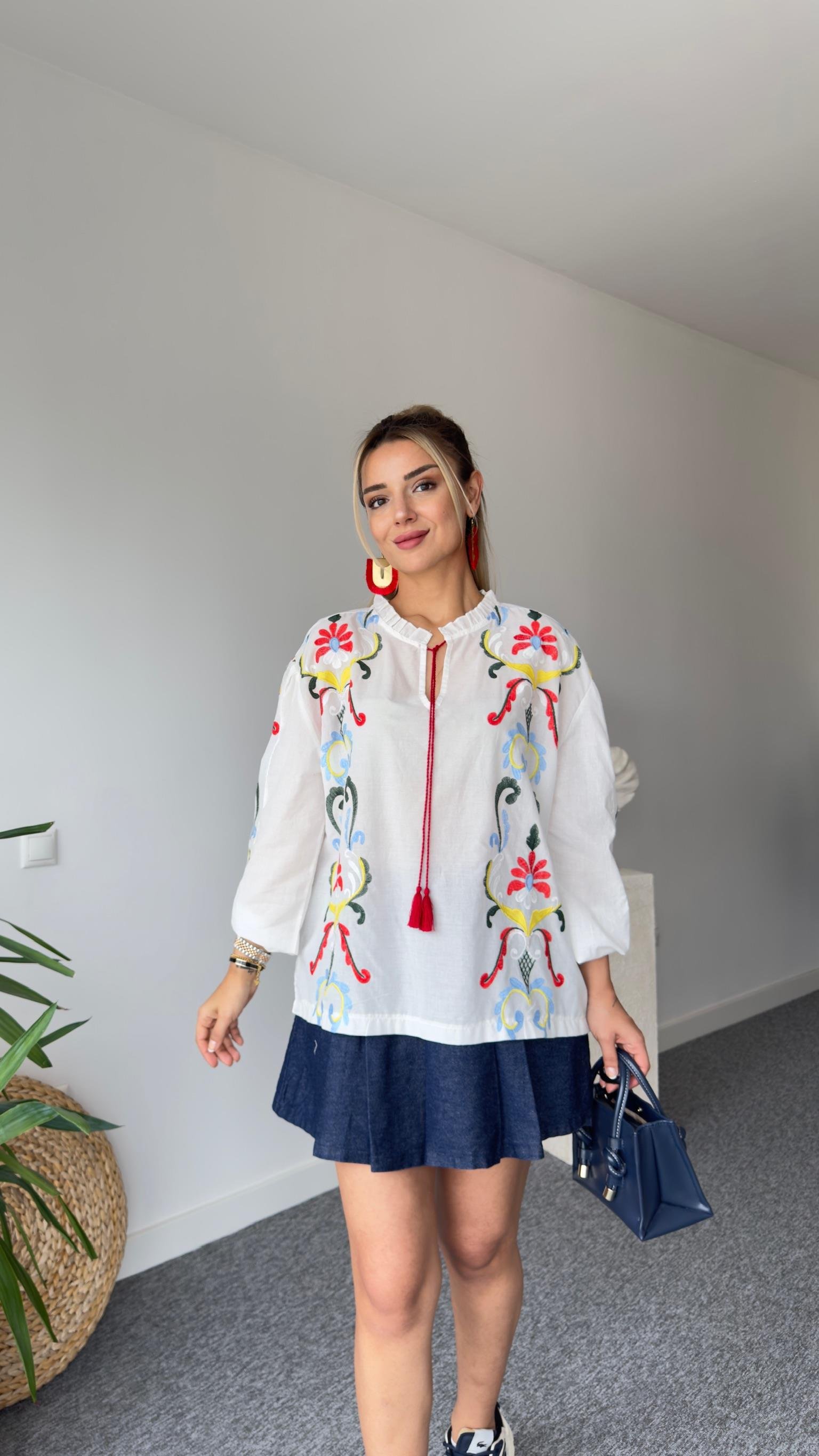 Renkli Nakış Detaylı Beyaz Bluz 