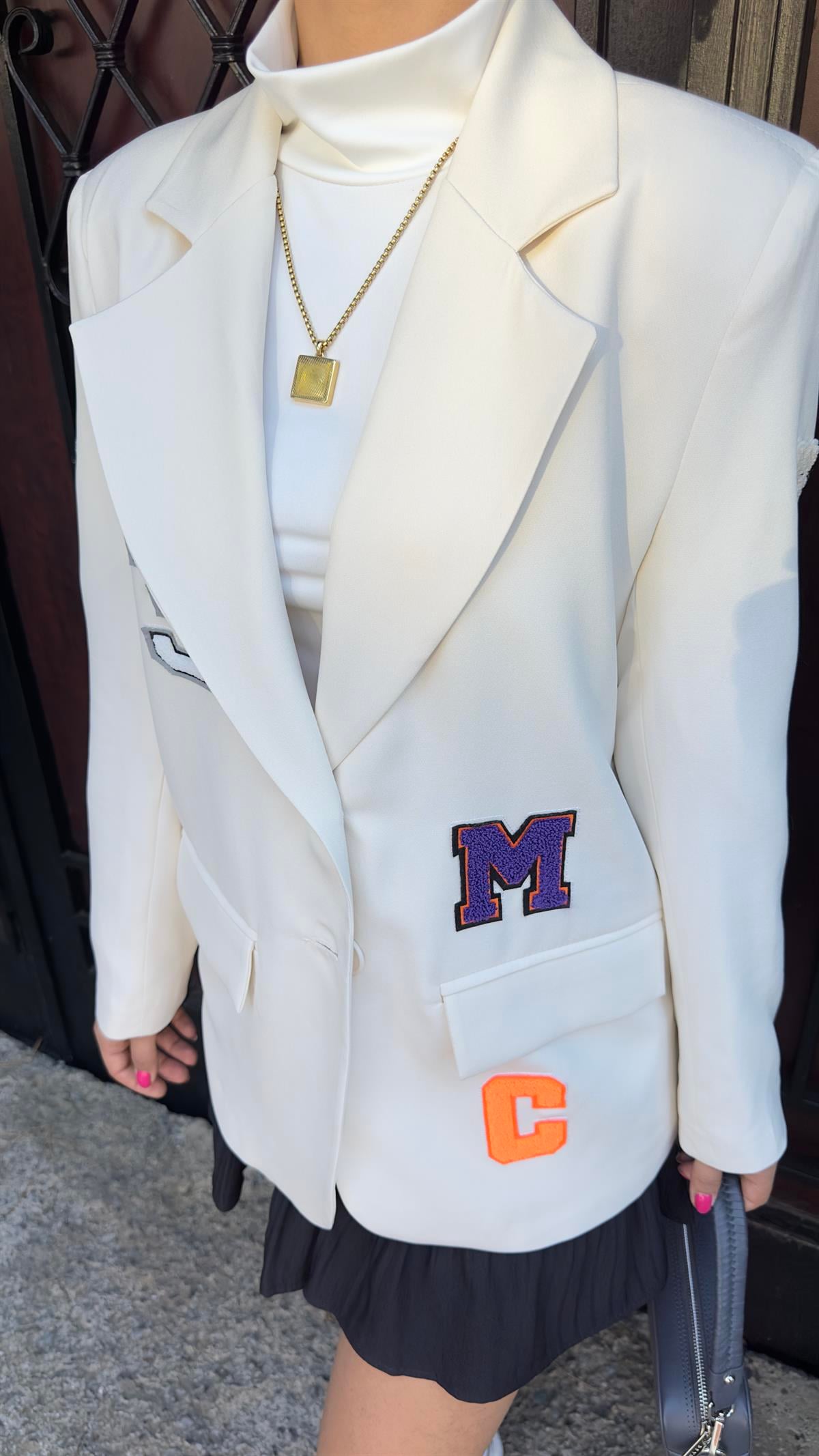 Harf İşlemeli Beyaz Blazer Ceket