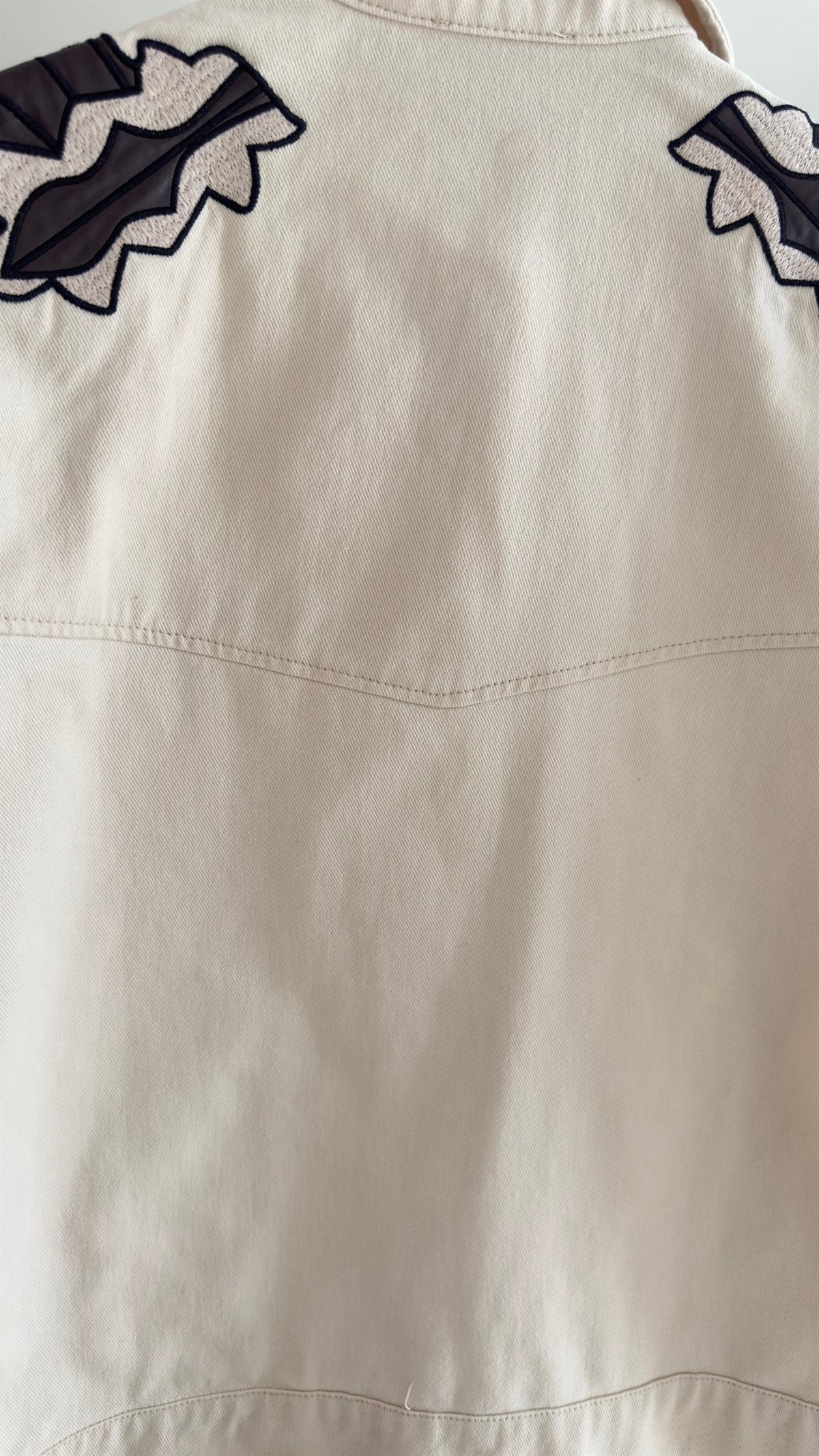 Omuzları Nakış Detaylı Gabardin Ceket 