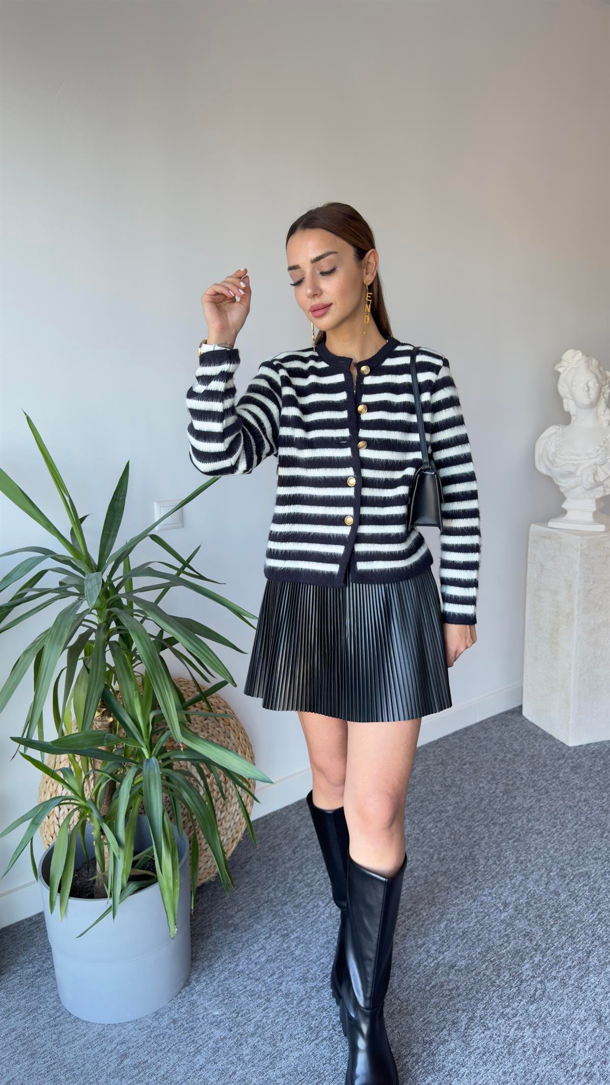 Siyah Beyaz Çizgili Massi Model Hırka