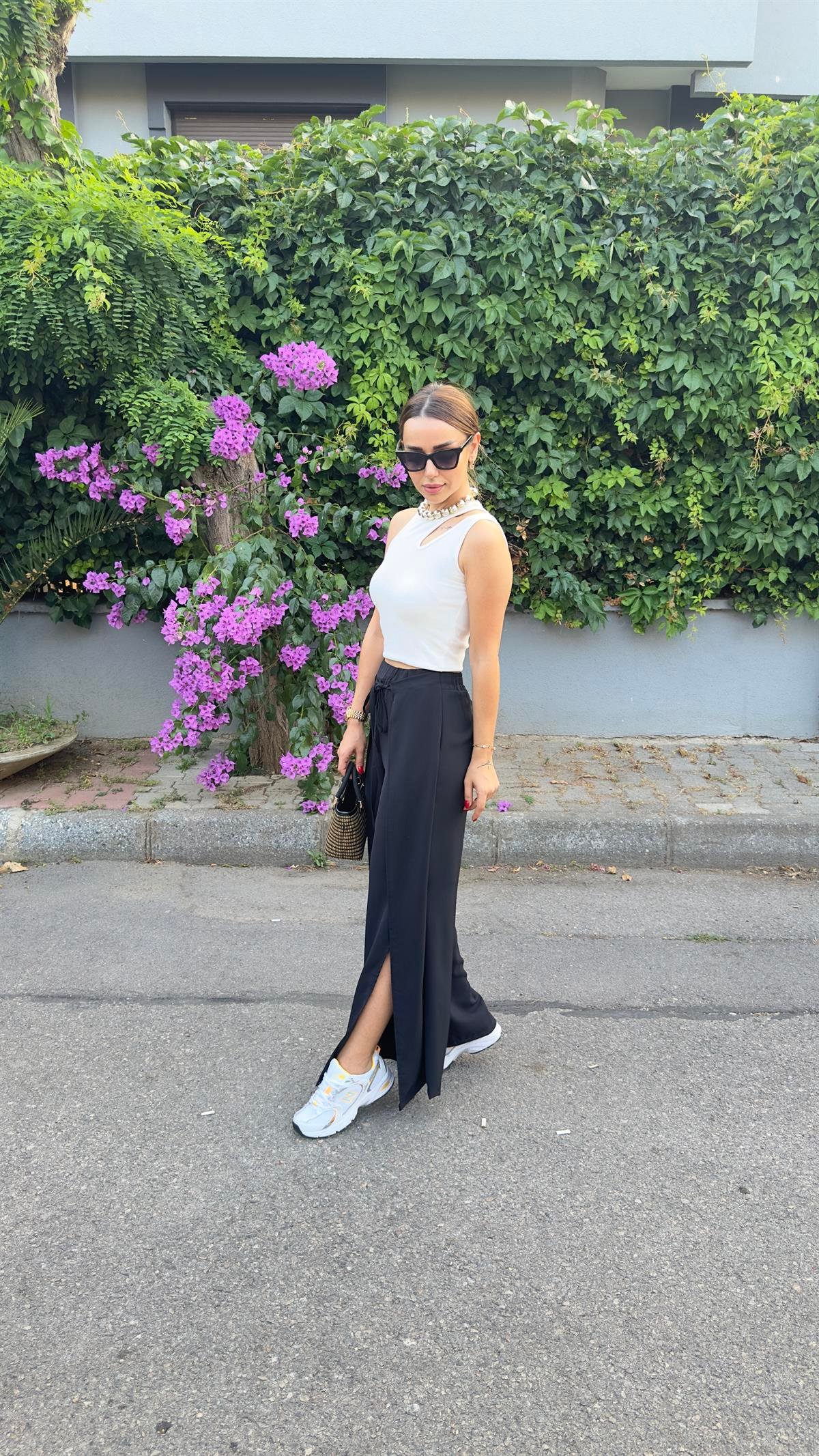 Sima Yırtmaç Detaylı Siyah Pantolon