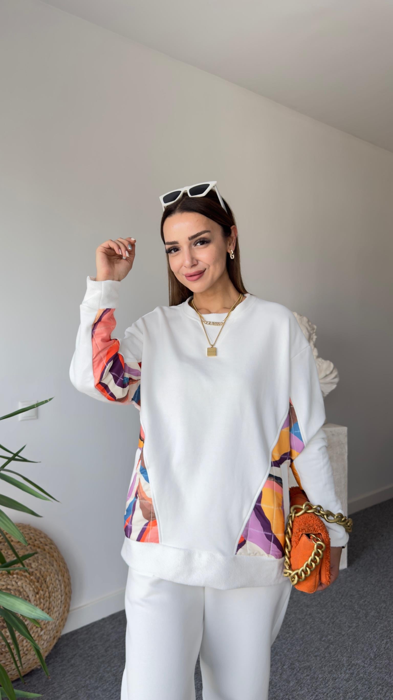 Cepleri Renkli Beyaz Sweatshirt