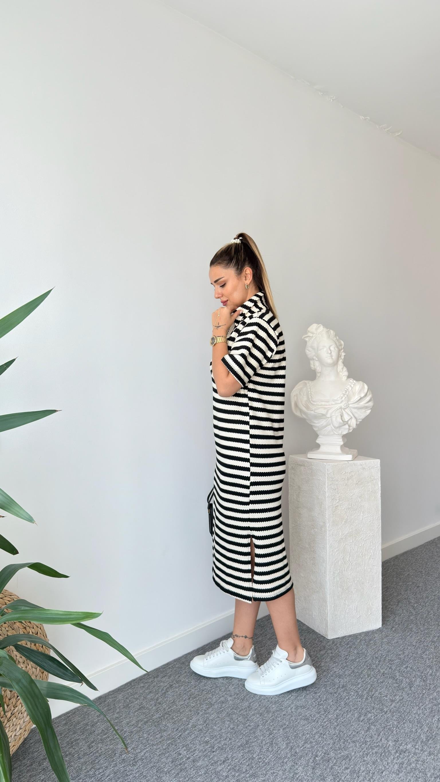 Ekru Siyah Dokulu Polo Yaka Elbise