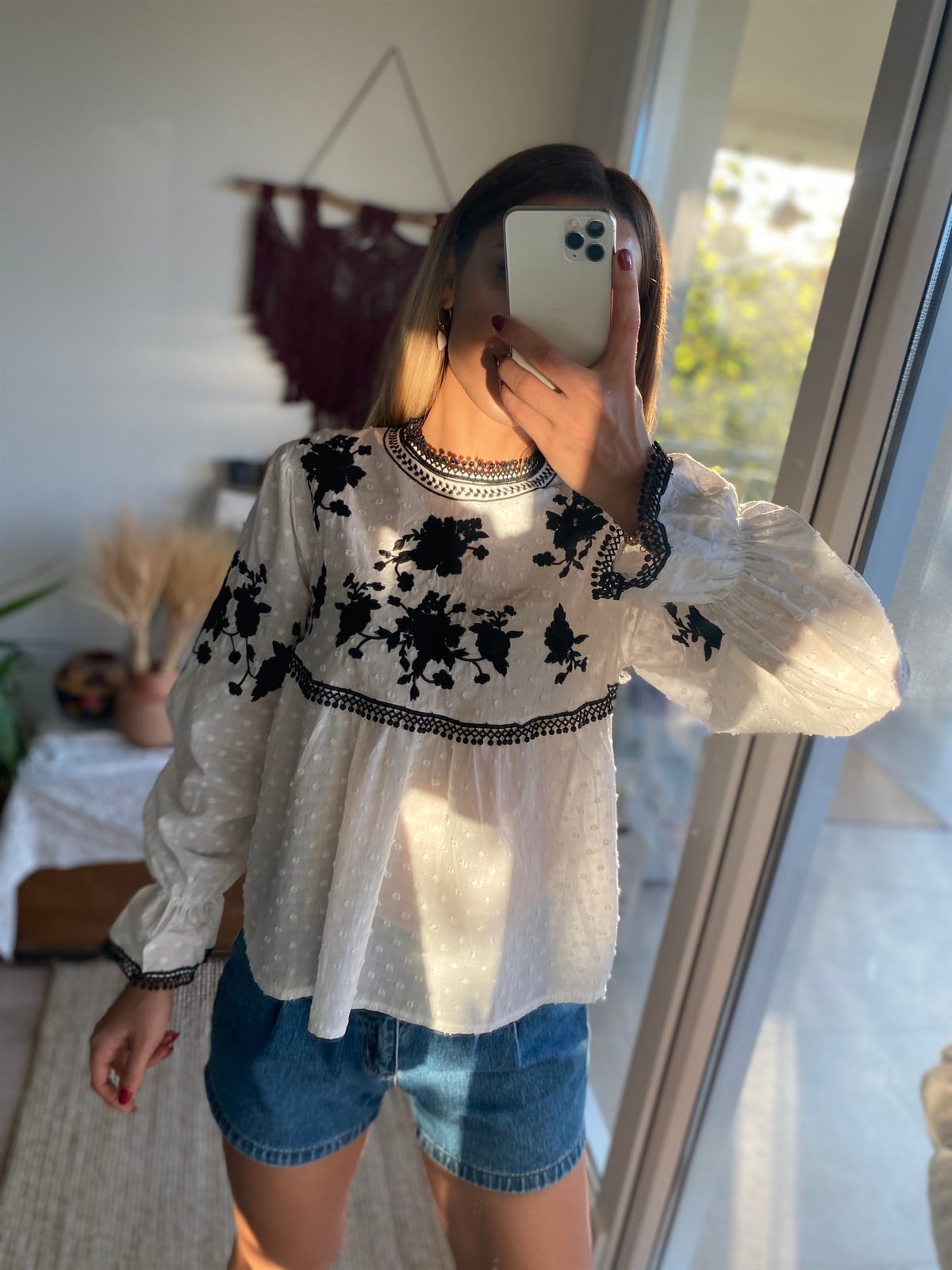 İşleme Detaylı Beyaz Bluz