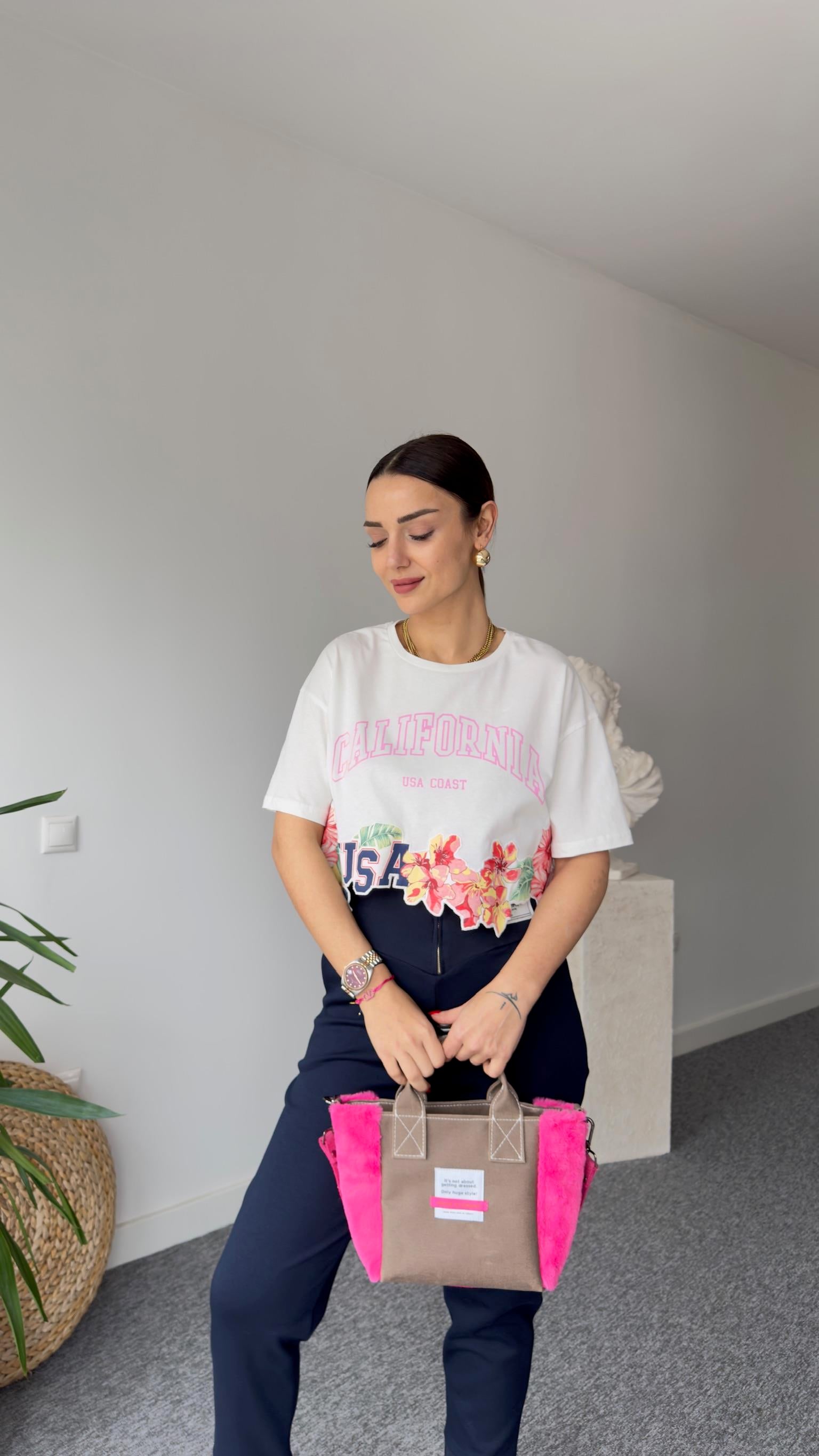 Altı Çiçek Nakışlı Beyaz Tshirt