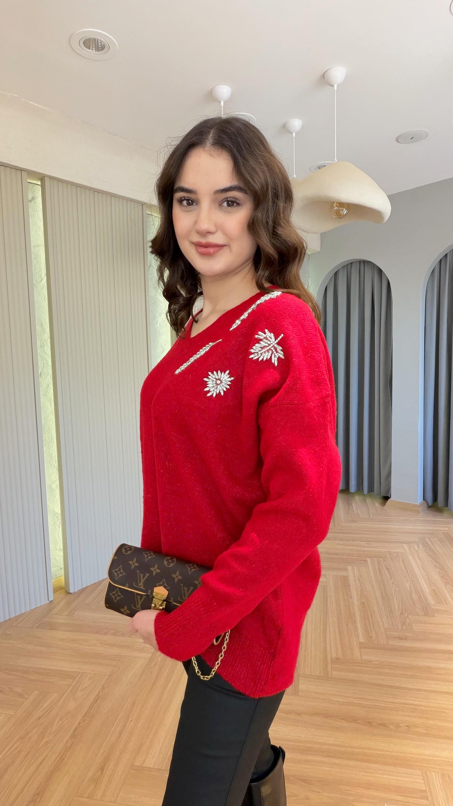 Kırmızı Taş Detaylı V Yaka Kazak