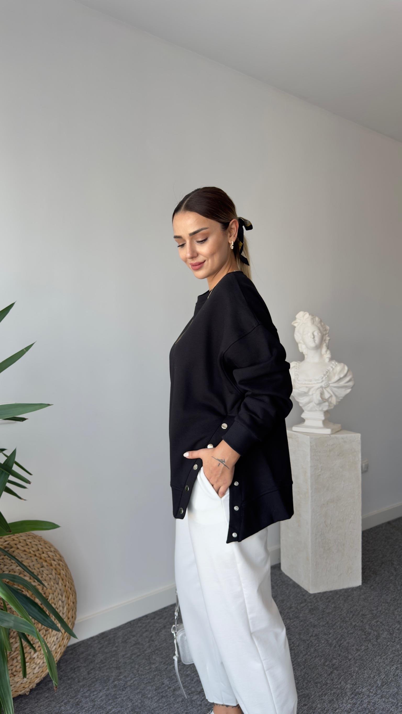 Risan Yanı Çıtçıtlı Siyah Sweatshirt