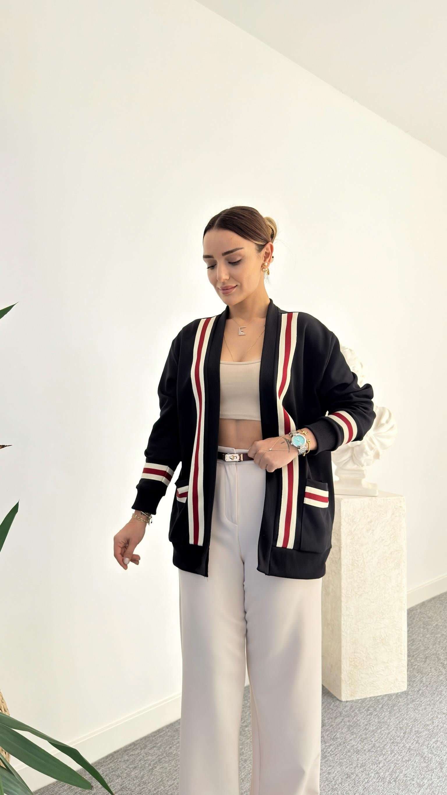 Siyah Linzy Kırmızı Şerit Detaylı Hırka