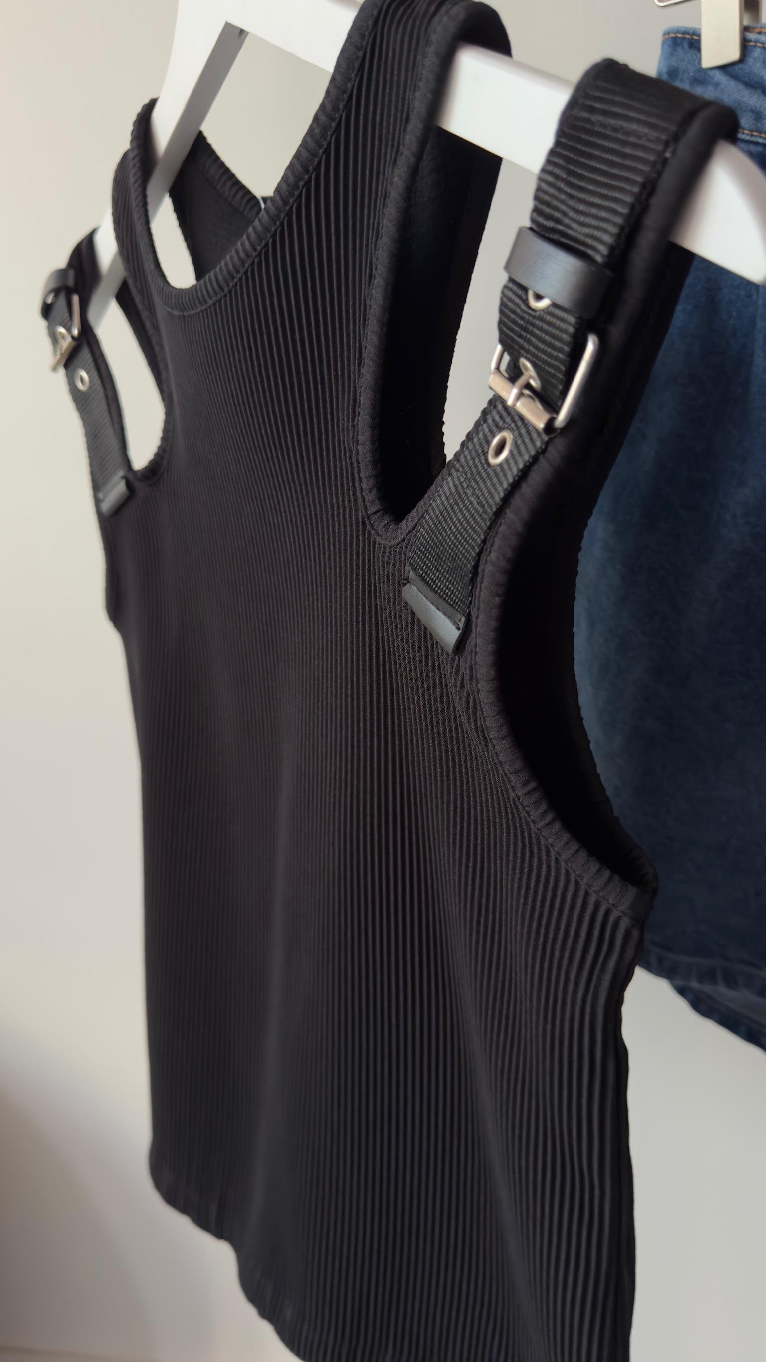 Kemer Aksesuarlı Siyah Fitilli Atlet