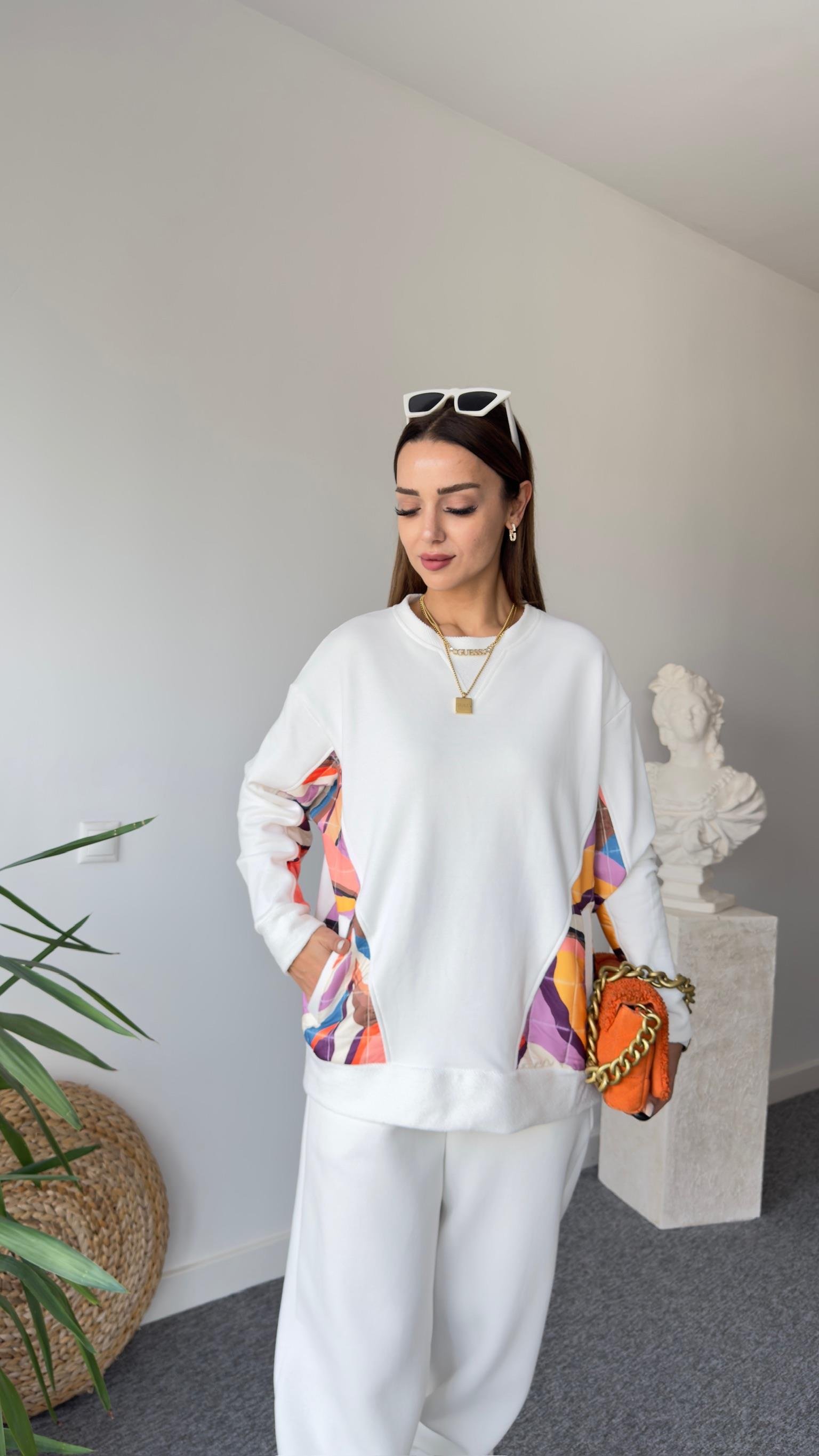 Cepleri Renkli Beyaz Sweatshirt