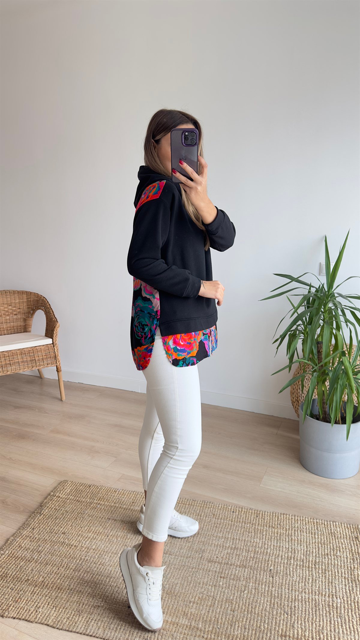 Gül Desenli Kapüşonlu Siyah Sweat