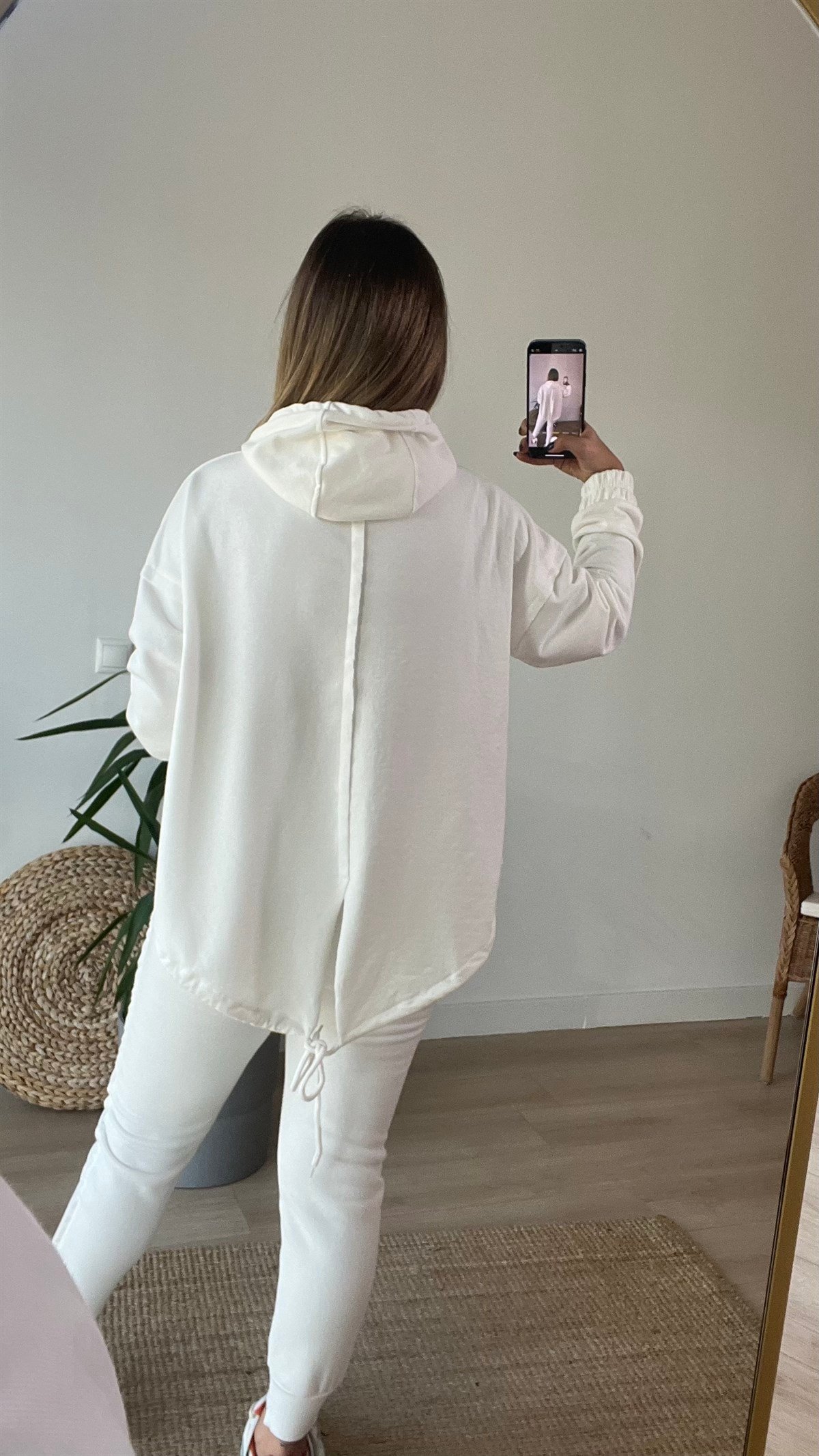 Arkası Yırtmaçlı Kapüşonlu Beyaz Sweat