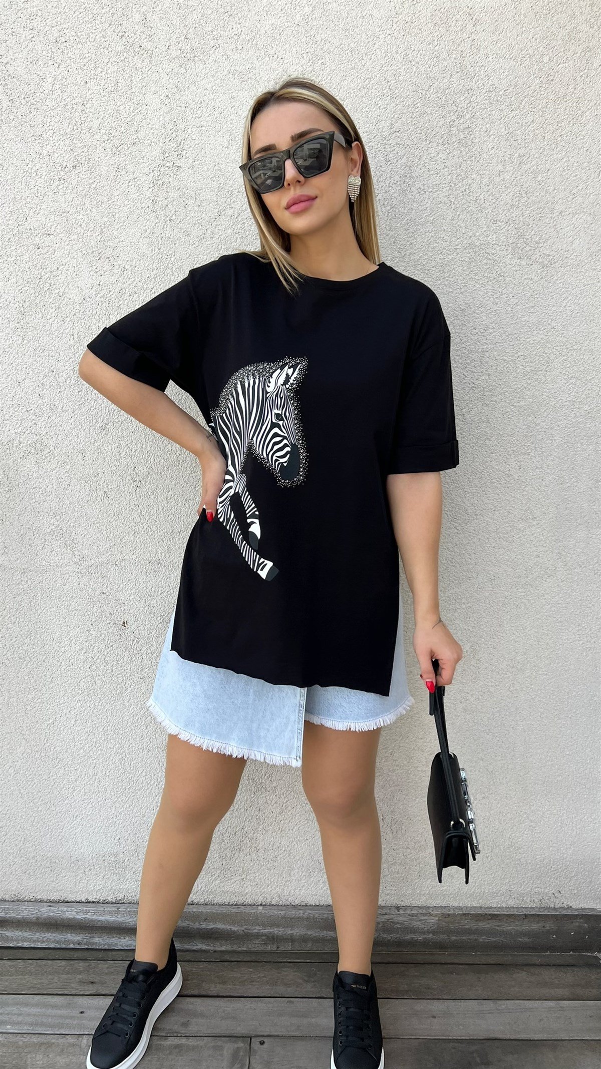 Yırtmaçlı Zebra Desen Siyah Tshirt
