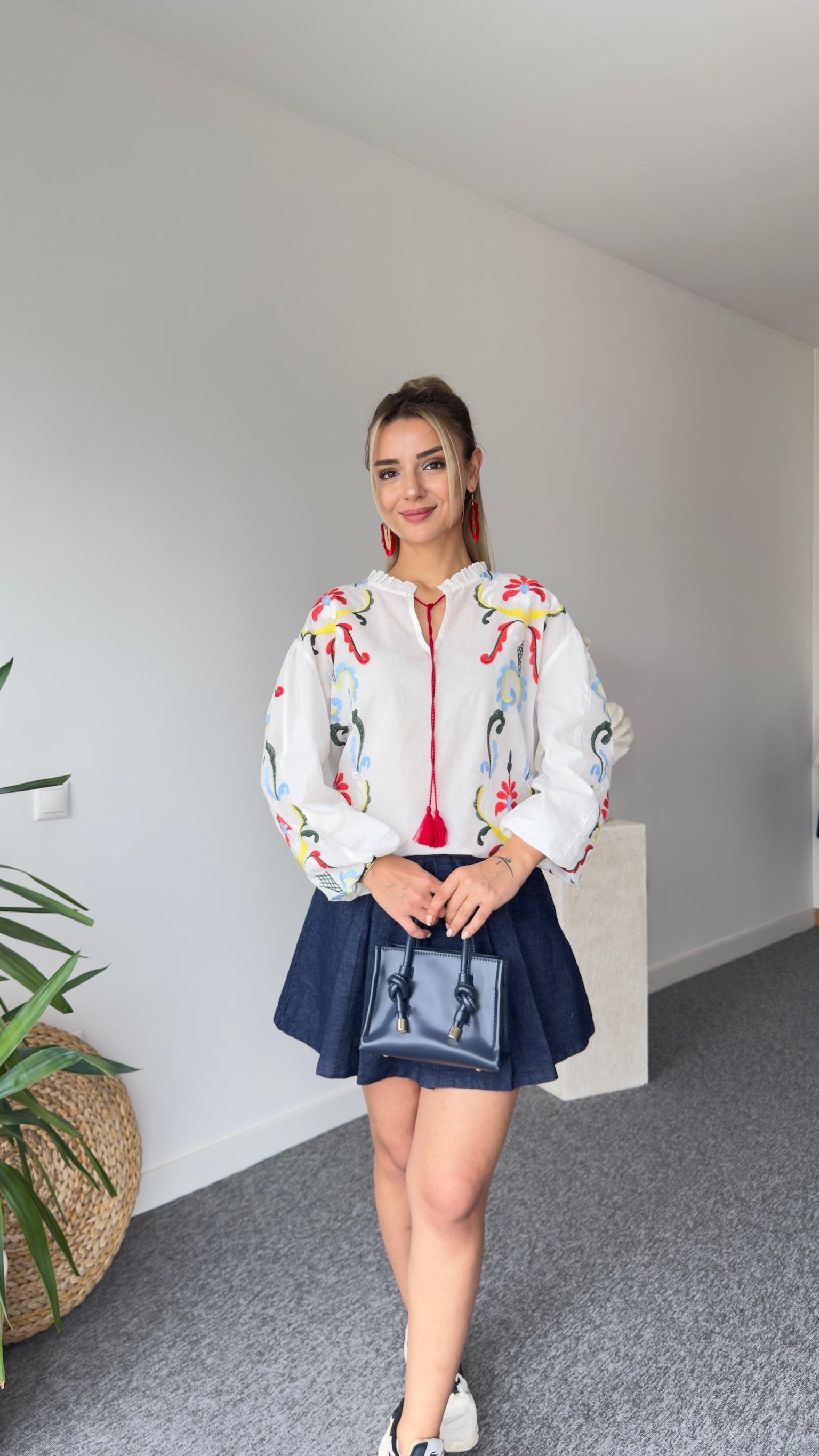 Renkli Nakış Detaylı Beyaz Bluz 