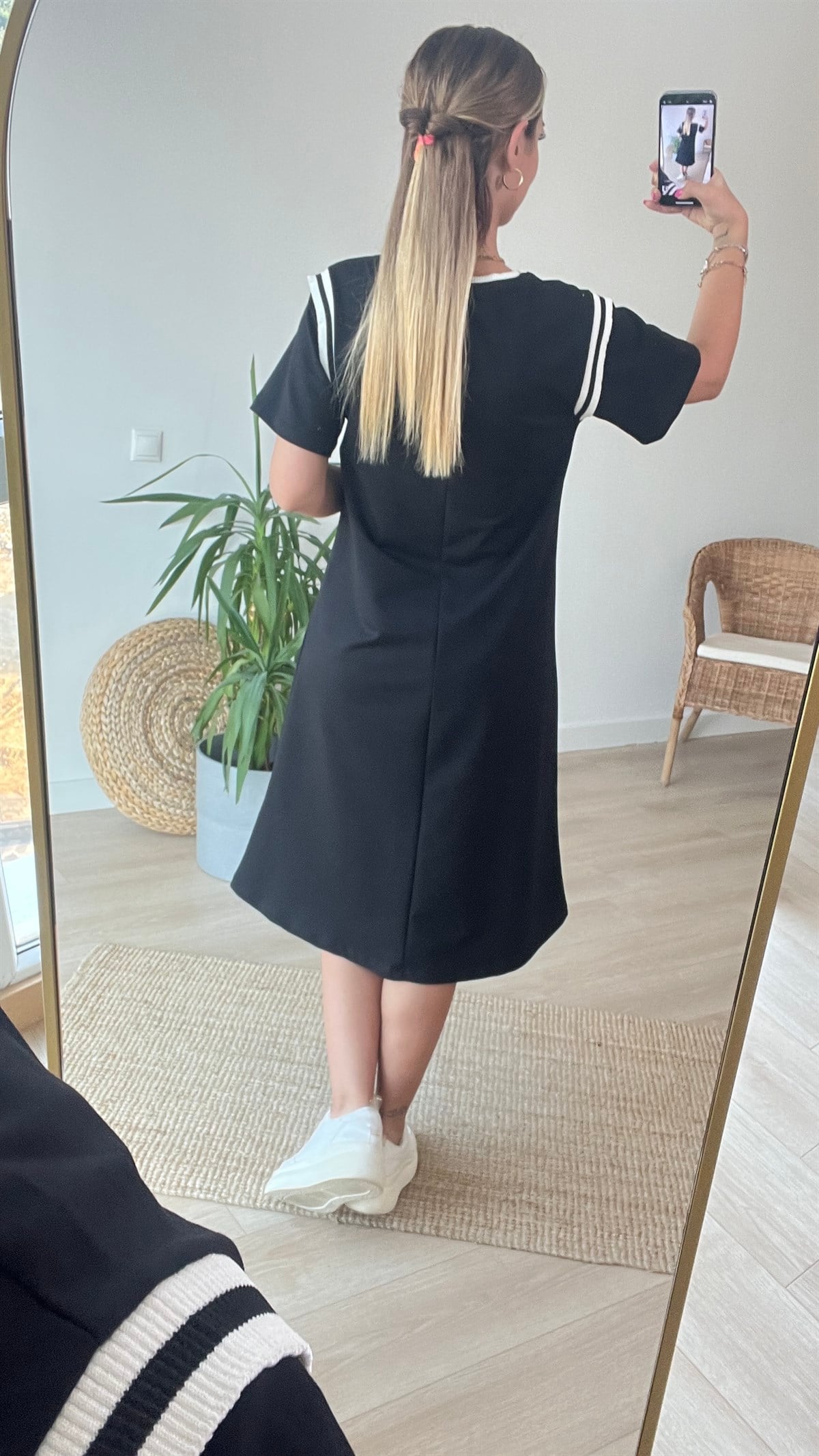Beyaz Şerit Detaylı Basic Elbise
