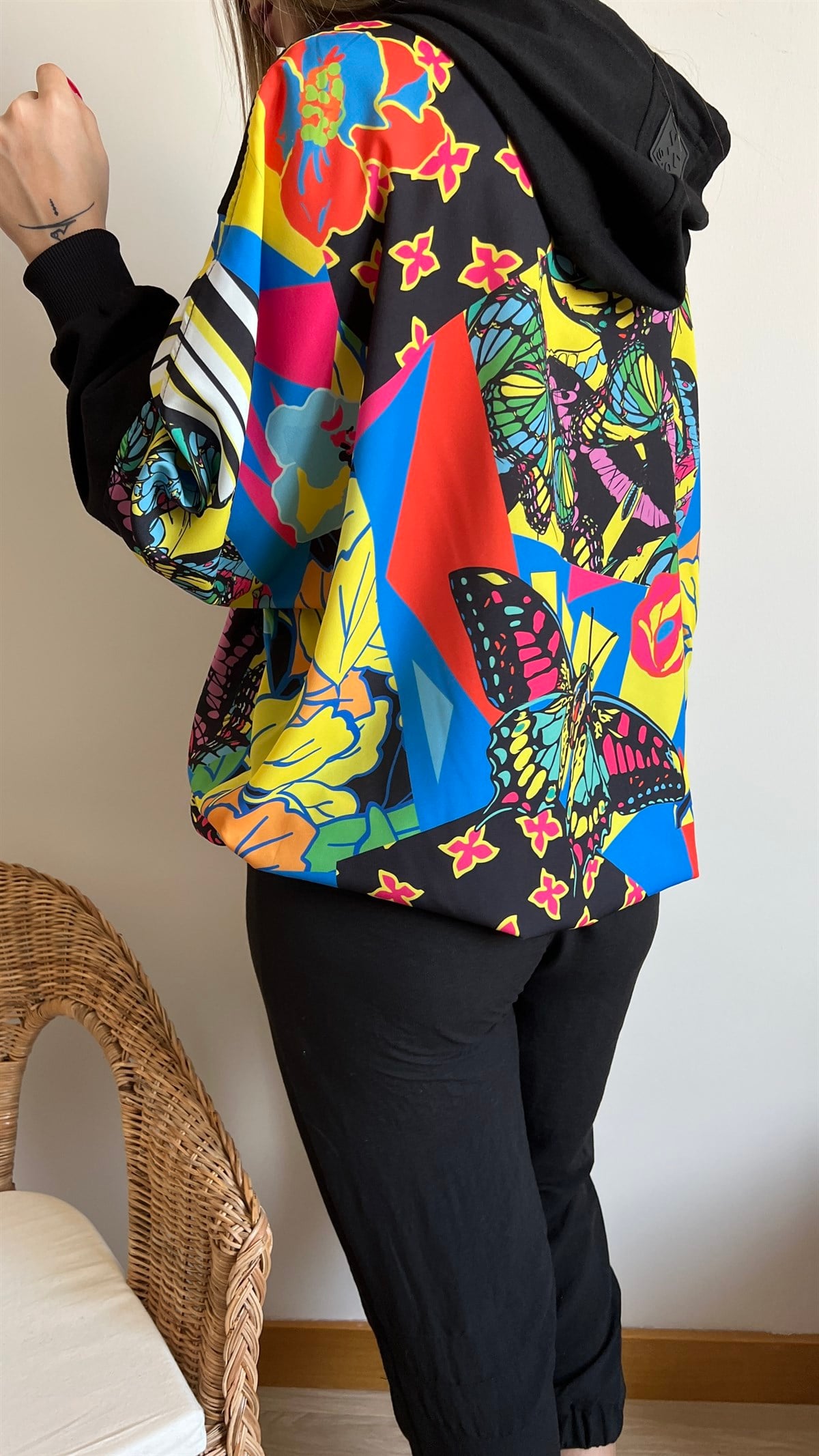 Renkli Baskı Detaylı Siyah Tasarım Sweatshirt