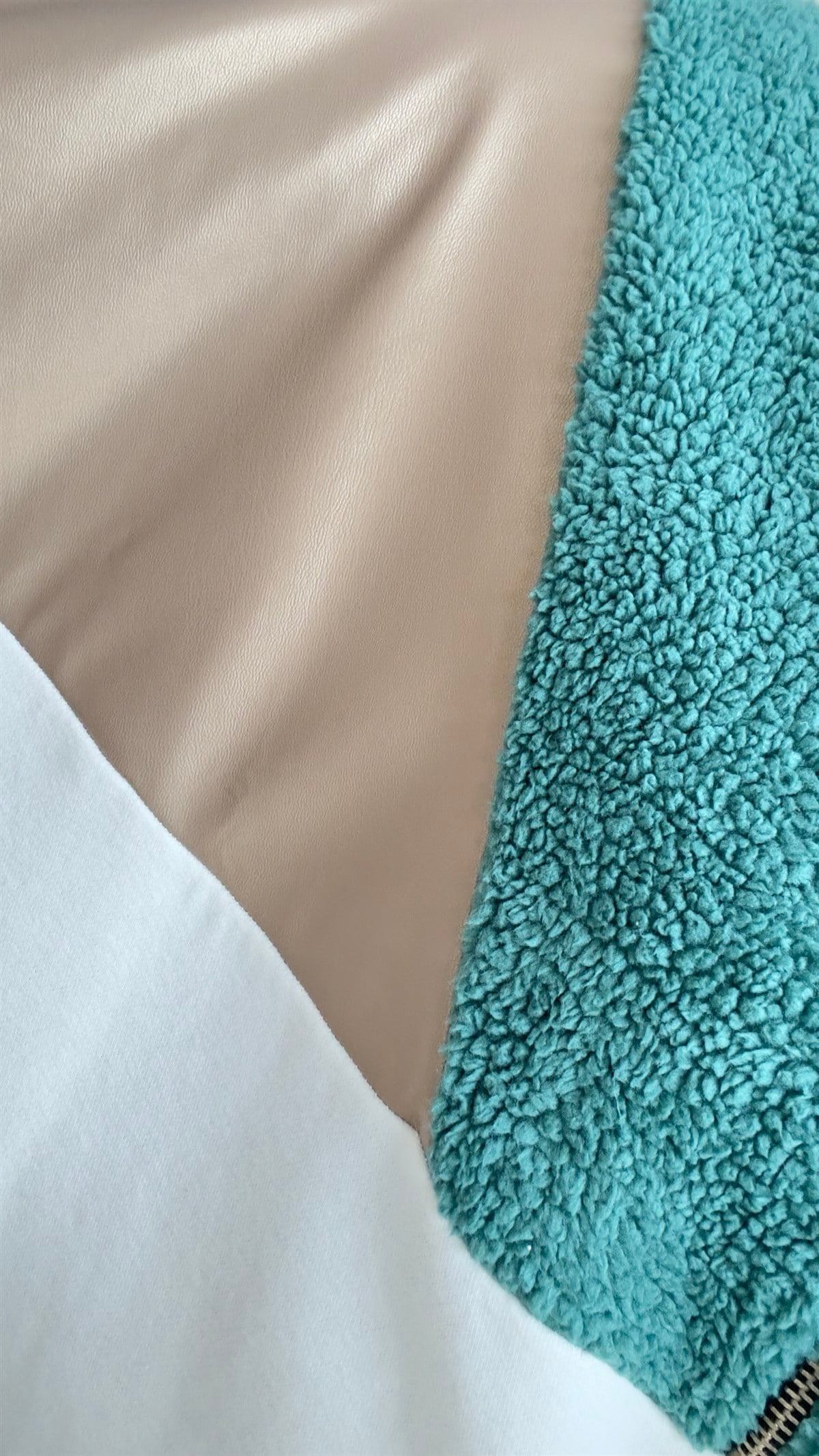 Deri Ve Peluş Detaylı Beyaz Sweat