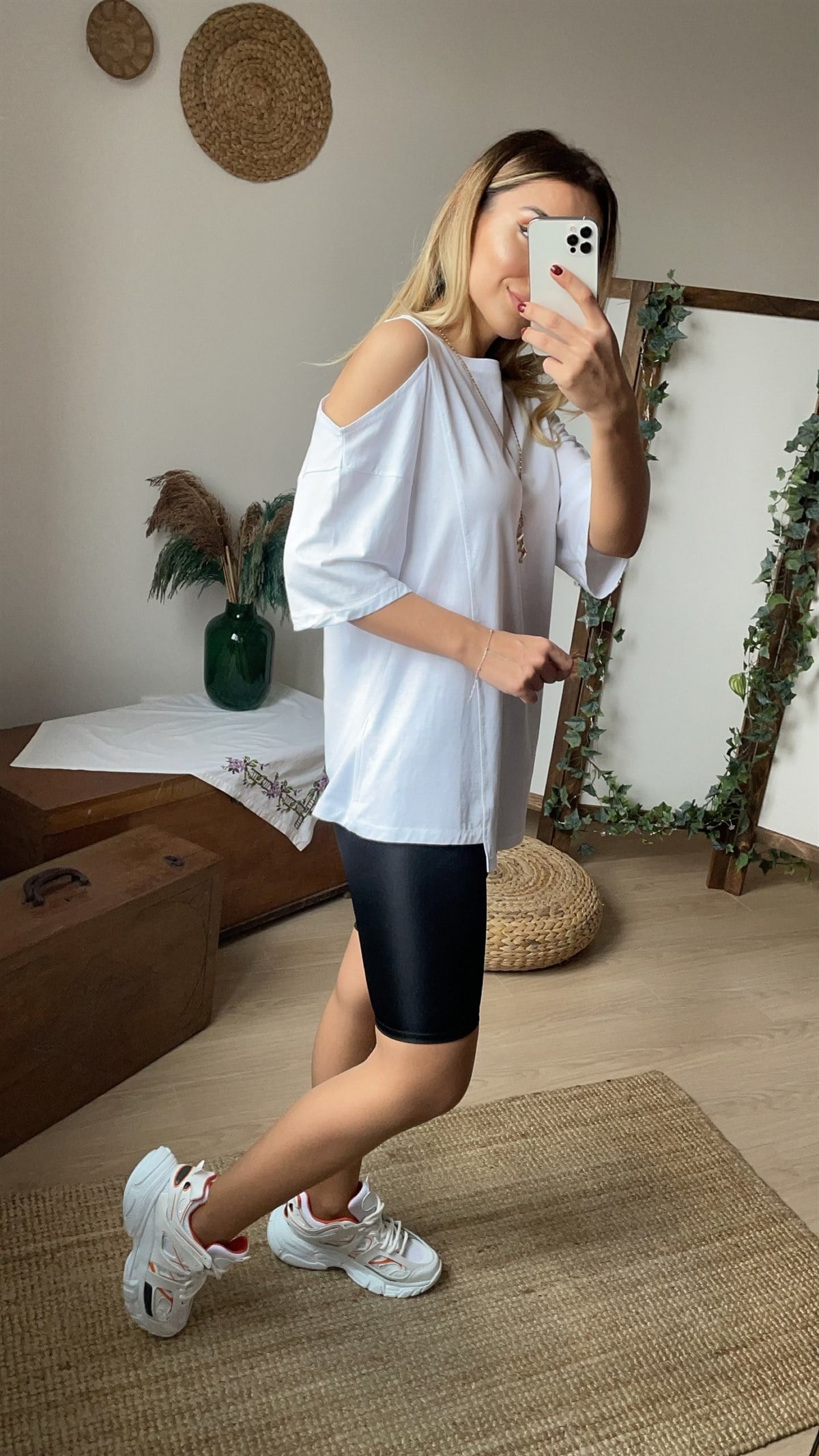 Omuzu Açık Beyaz Tshirt