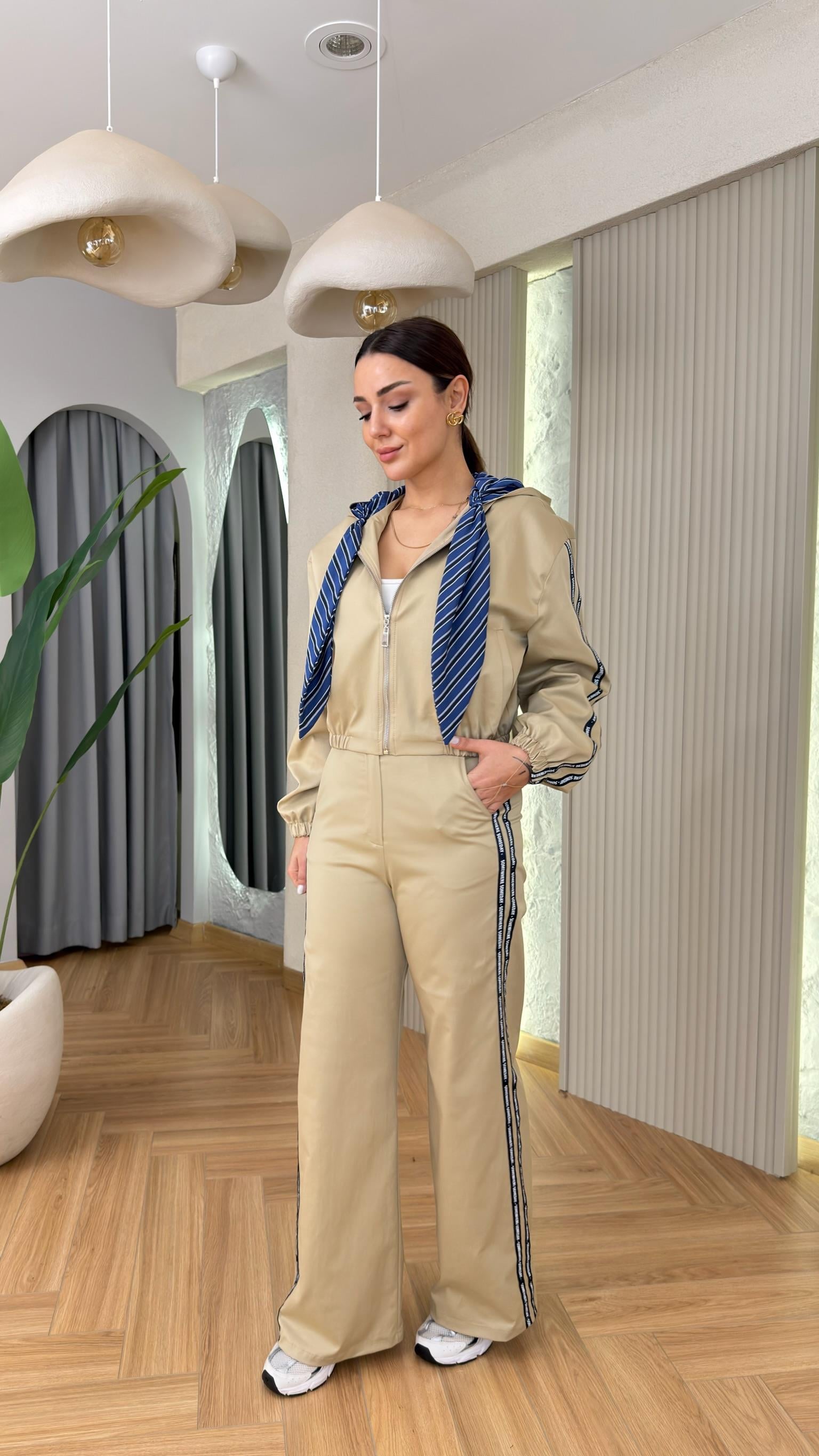 Shake Bel Detaylı Yan Yazı Şeritli Pantolon