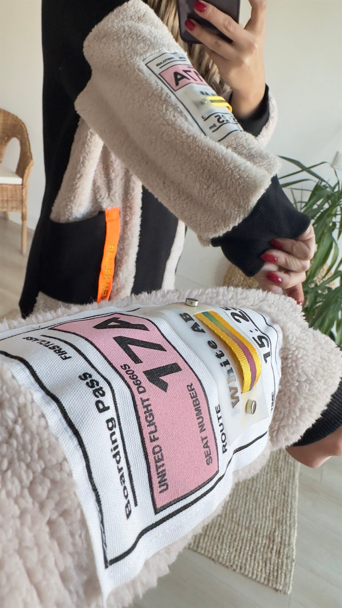 Peluş Detaylı Kapüşonlu Siyah  Sweatshirt