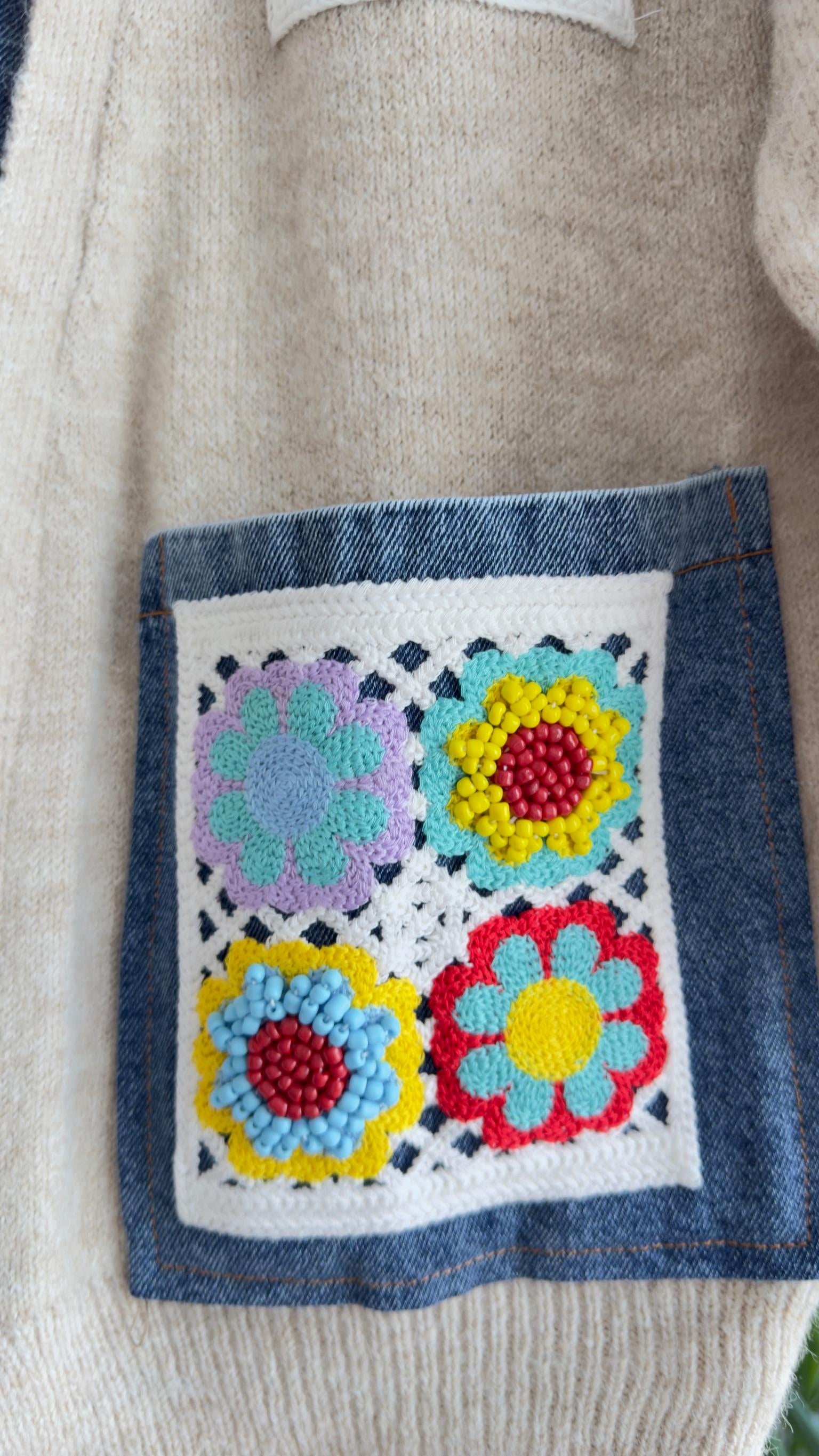 Meri Cepleri İşlemeli Kot Detaylı Bej Hırka