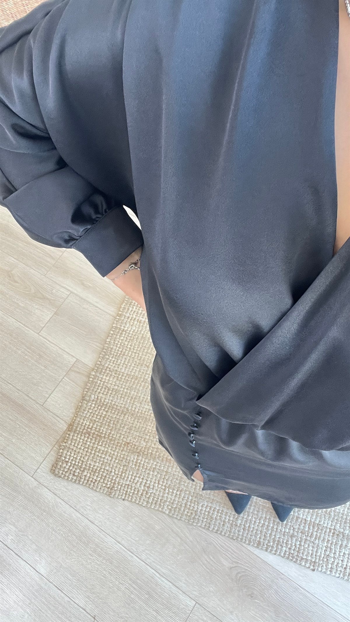 Orijinal Marka Yırtmaç Detaylı Saten Elbise 
