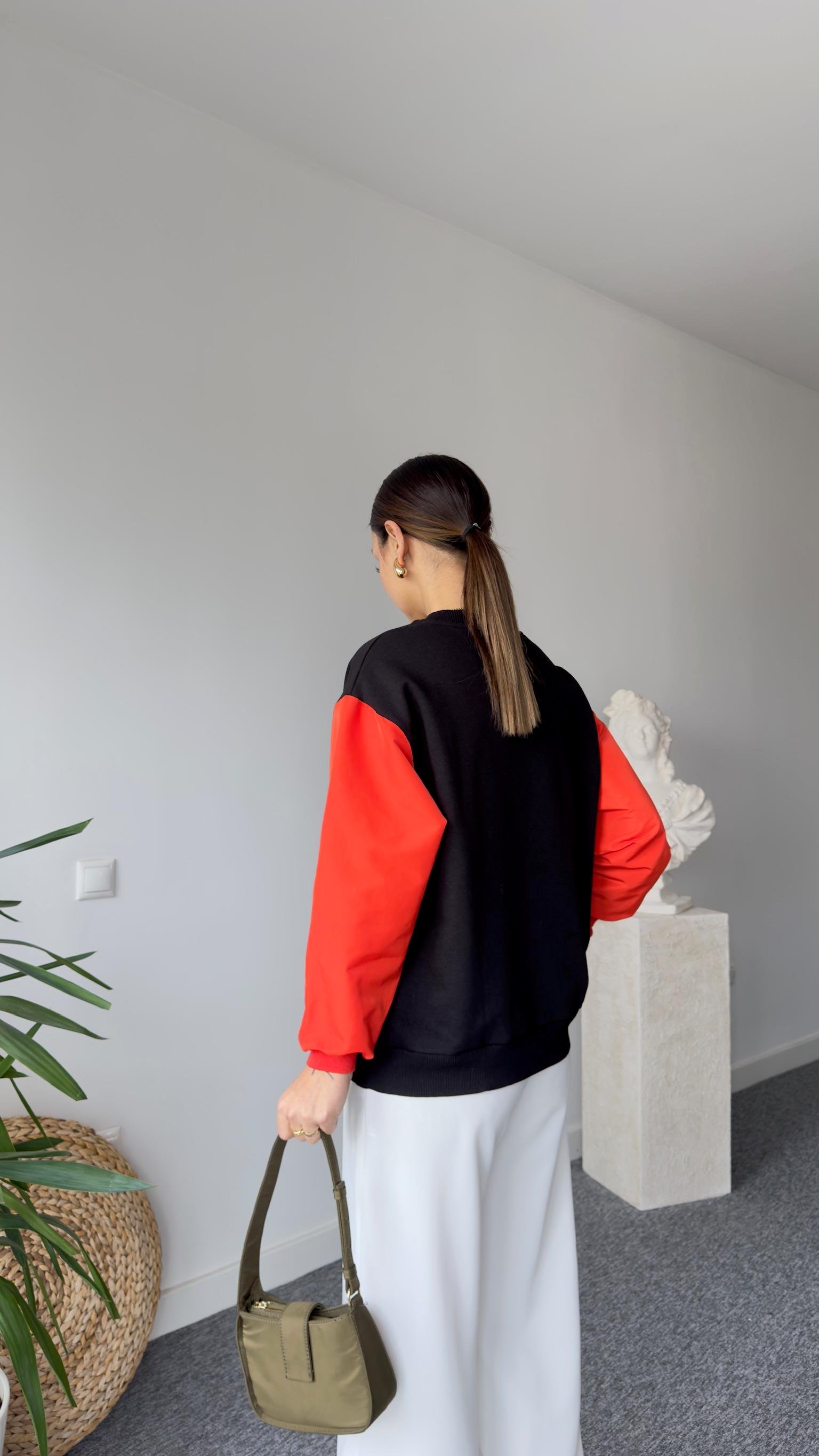 Kolu Kırmızı Paraşüt Detay Siyah Sweatshirt