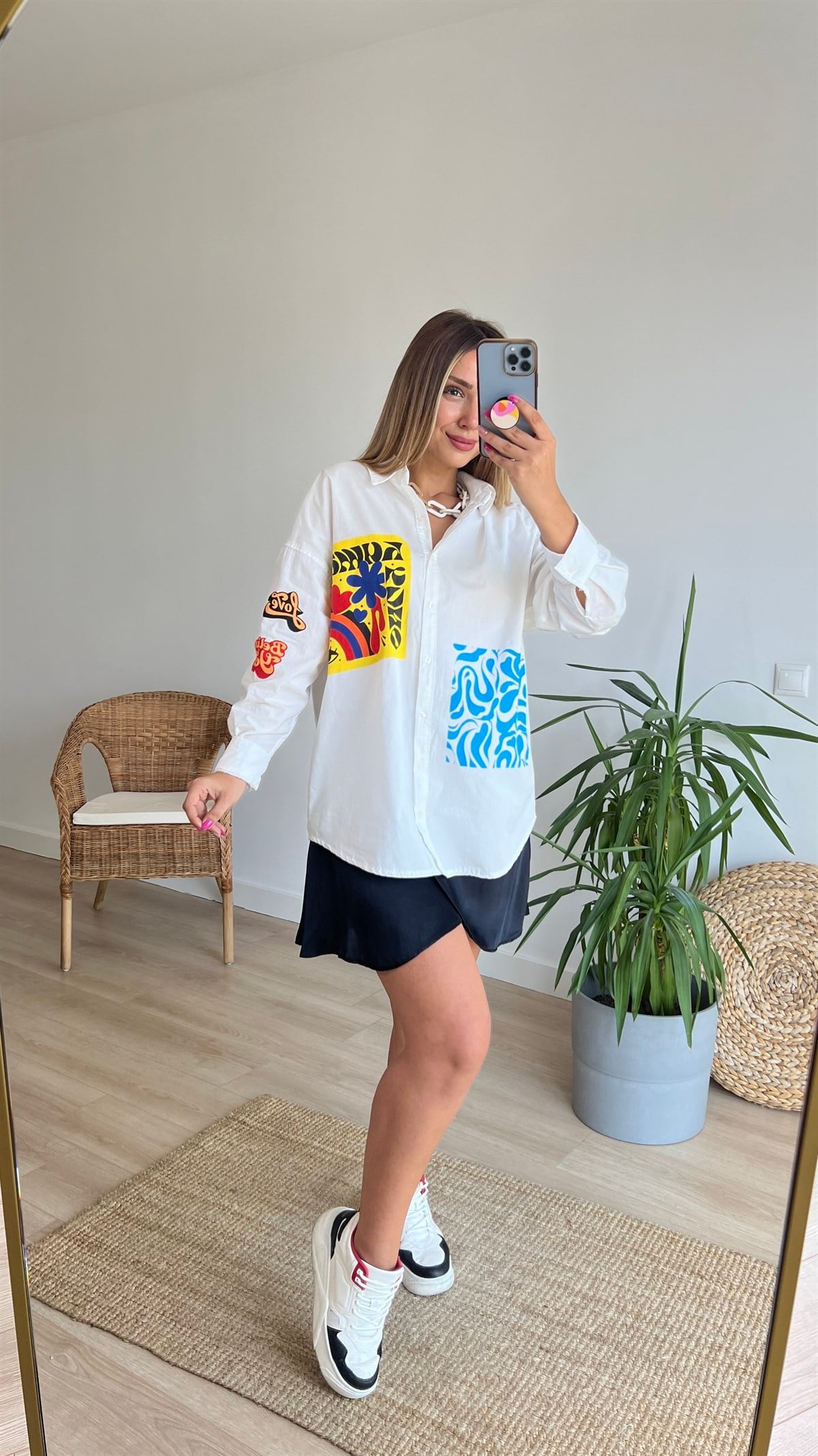 Marka Model Yazı Detaylı Beyaz Gömlek