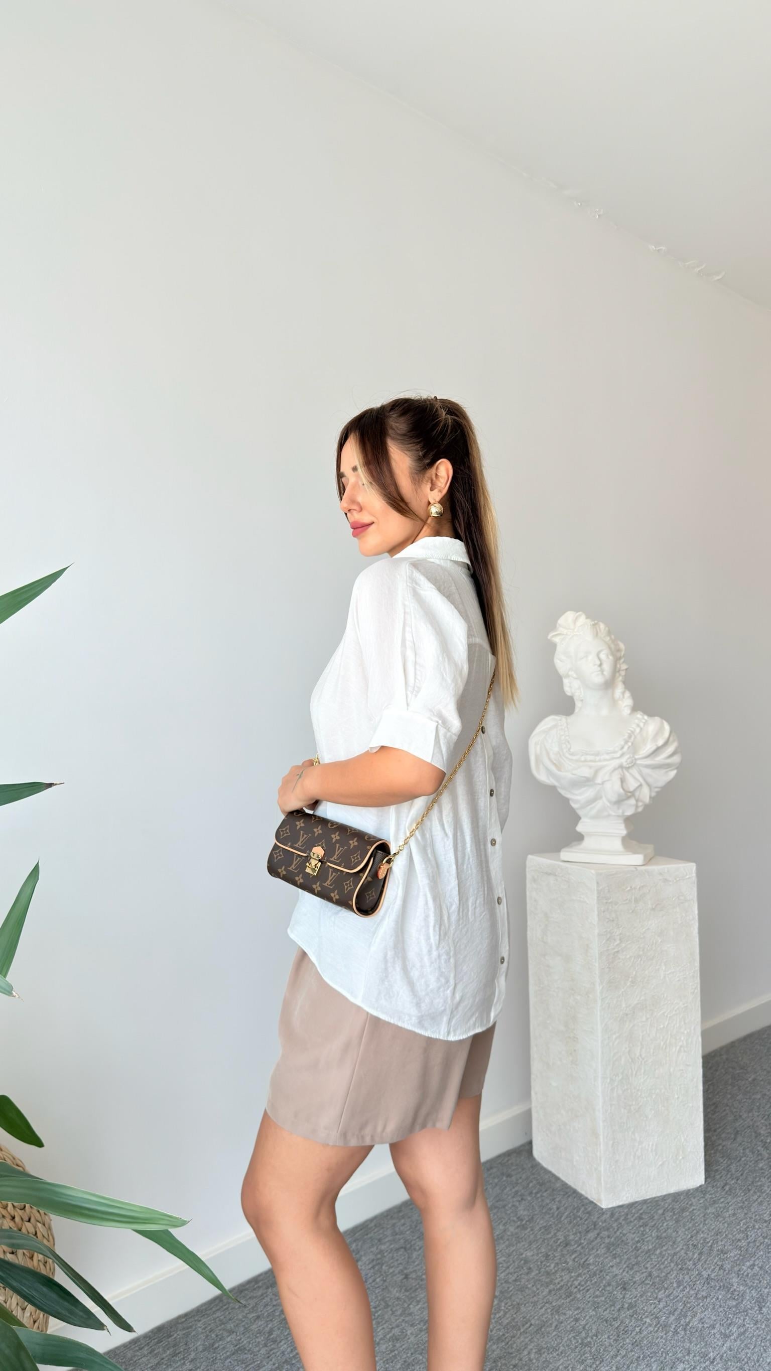 Beyaz Brome Sırt Düğmeli Gömlek